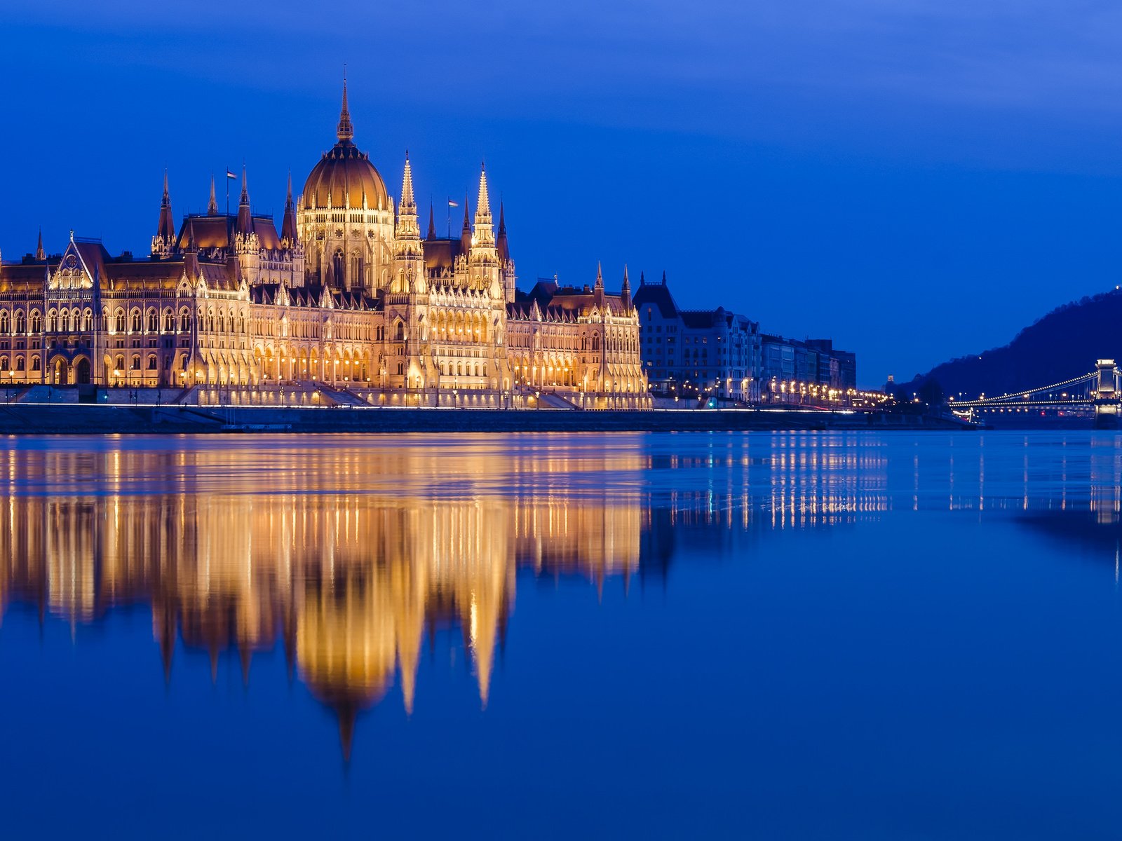 Обои река, отражение, здание, венгрия, будапешт, дунай, hungarian parliament, danube, венгерский парламент, river, reflection, the building, hungary, budapest, the danube, the hungarian parliament разрешение 2048x1281 Загрузить