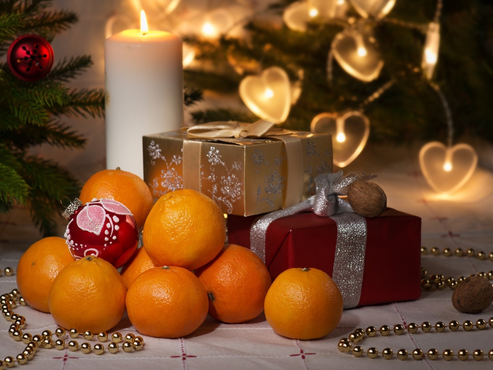 Обои подарки, ель, игрушки, свеча, праздник, мандарины, коробки, gifts, spruce, toys, candle, holiday, tangerines, box разрешение 2400x1564 Загрузить