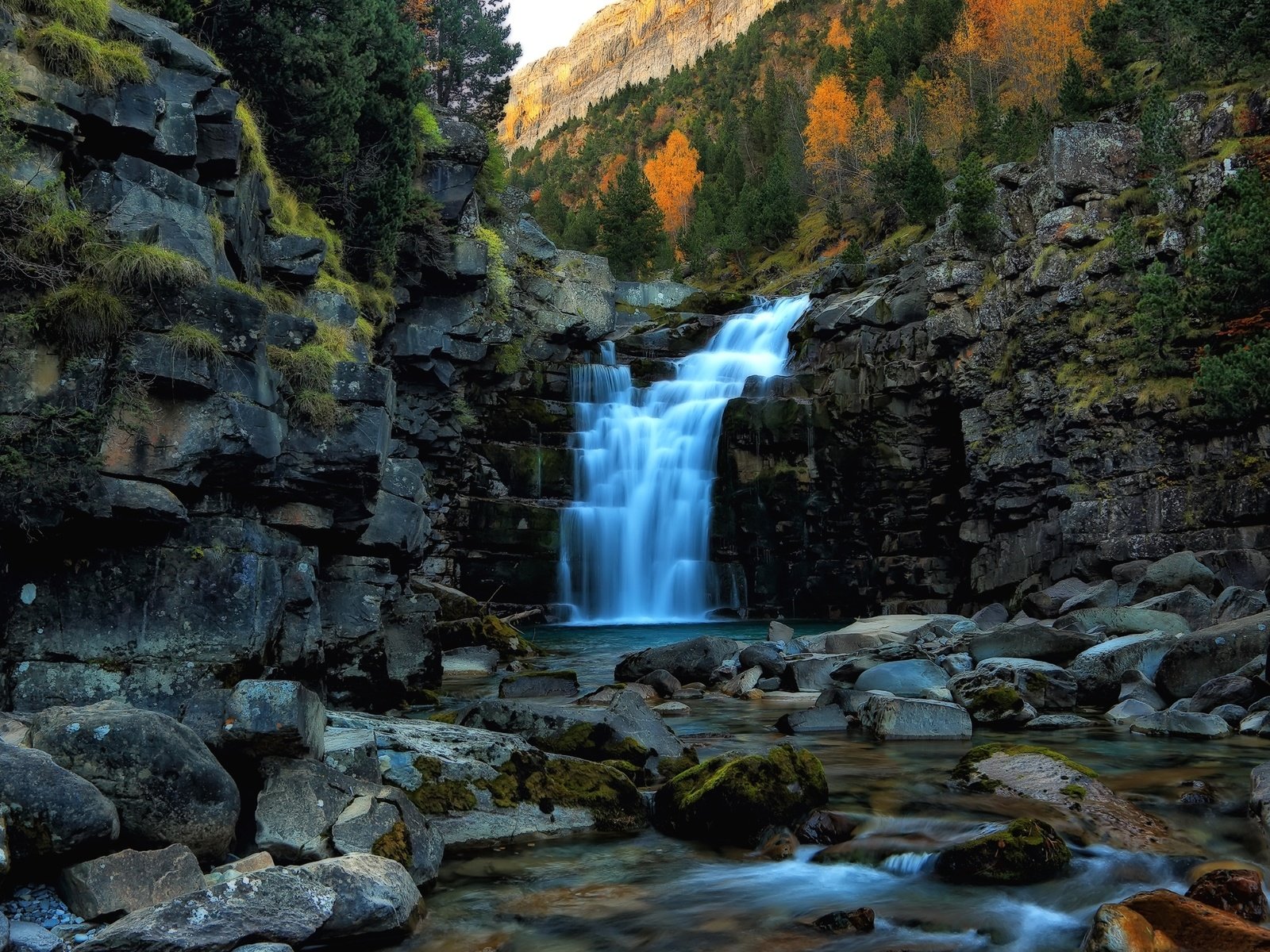 Обои деревья, вода, скалы, камни, водопад, trees, water, rocks, stones, waterfall разрешение 2400x1509 Загрузить