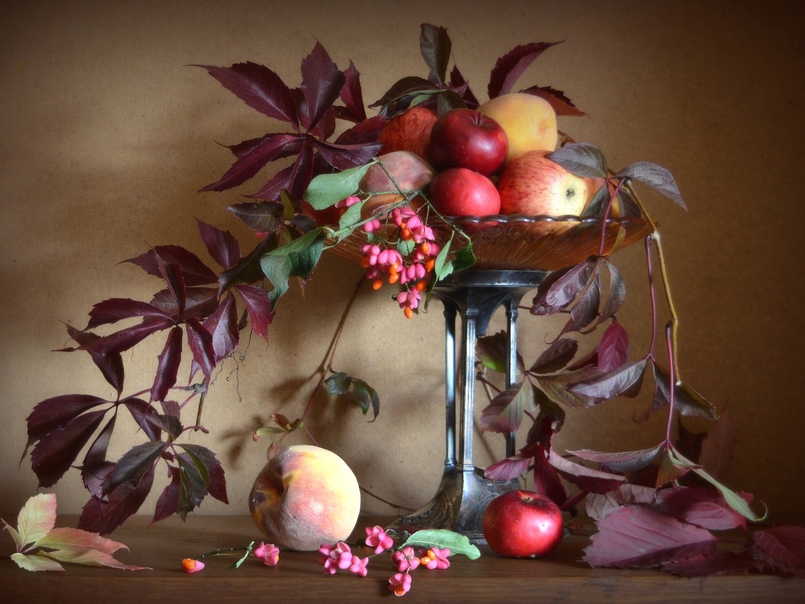 Обои листья, яблоки, осень, персики, натюрморт, leaves, apples, autumn, peaches, still life разрешение 1920x1231 Загрузить