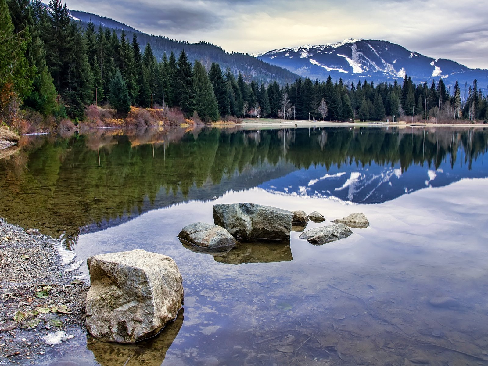 Обои вода, lake whistler, озеро, горы, камни, берег, лес, отражение, канада, water, lake, mountains, stones, shore, forest, reflection, canada разрешение 2710x1800 Загрузить