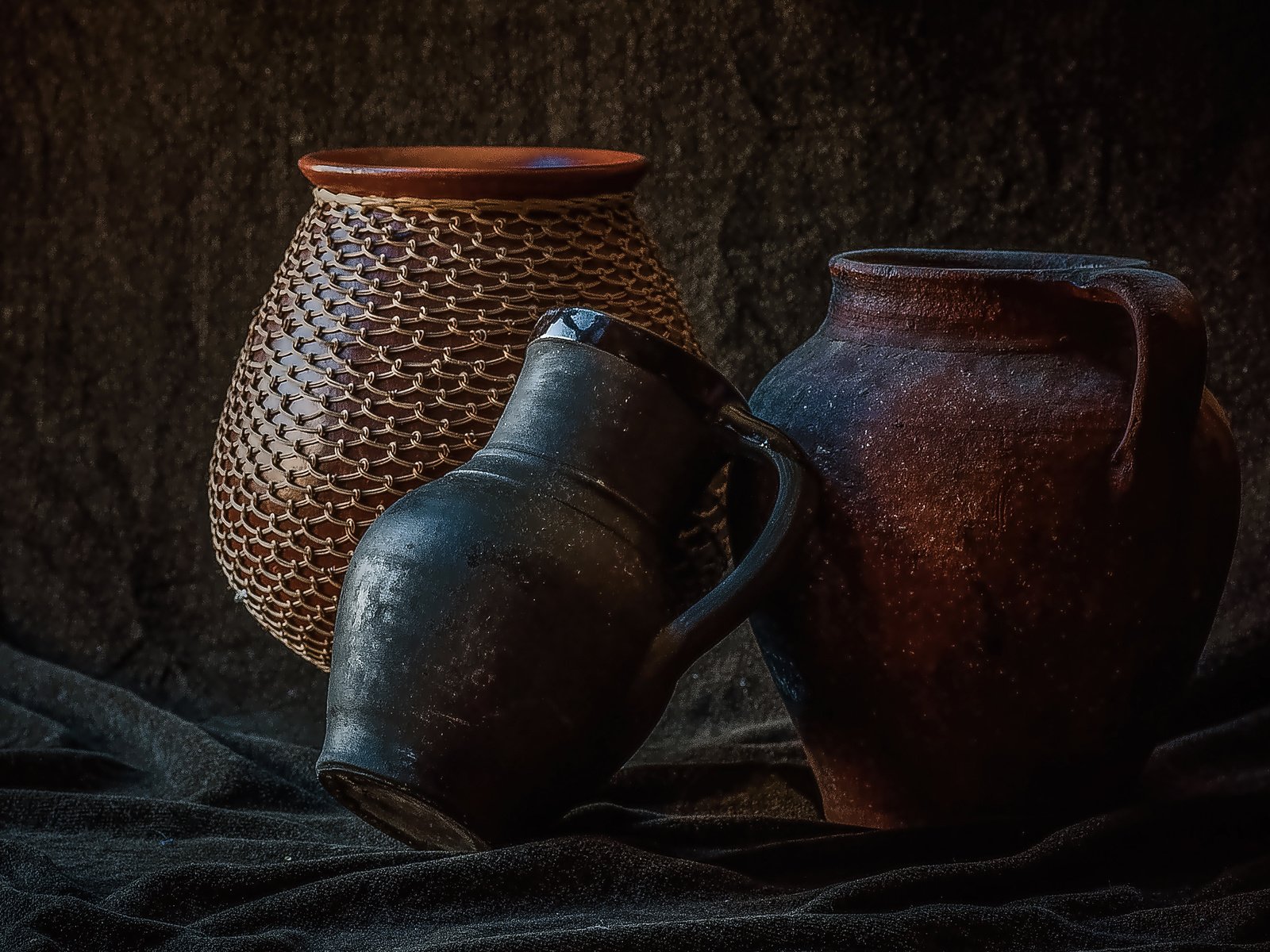 Обои ткань, посуда, кувшин, натюрморт, керамика, fabric, dishes, pitcher, still life, ceramics разрешение 3894x2406 Загрузить