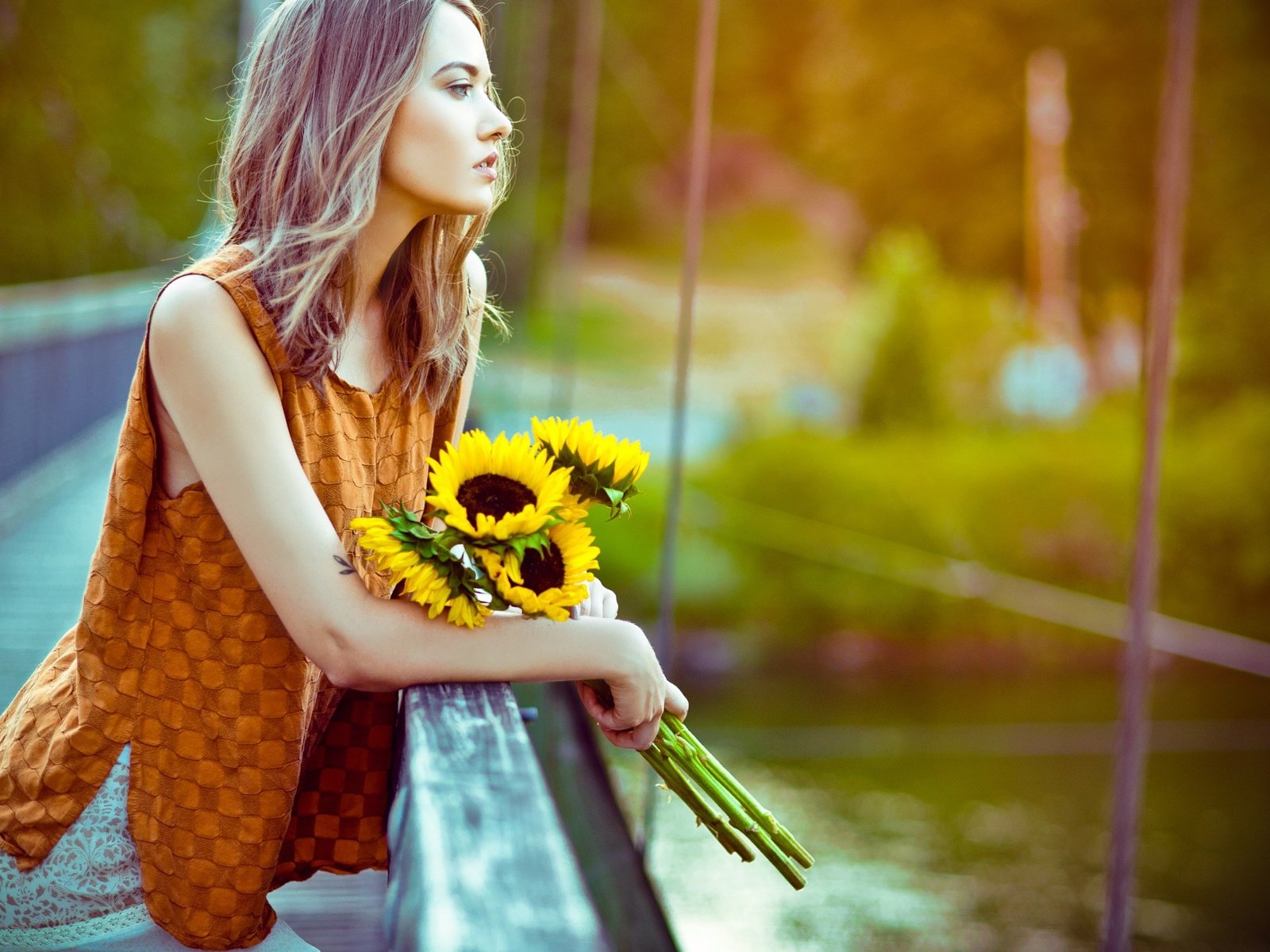 Обои цветы, девушка, блондинка, букет, подсолнухи, поручень, flowers, girl, blonde, bouquet, sunflowers, handrail разрешение 2048x1363 Загрузить