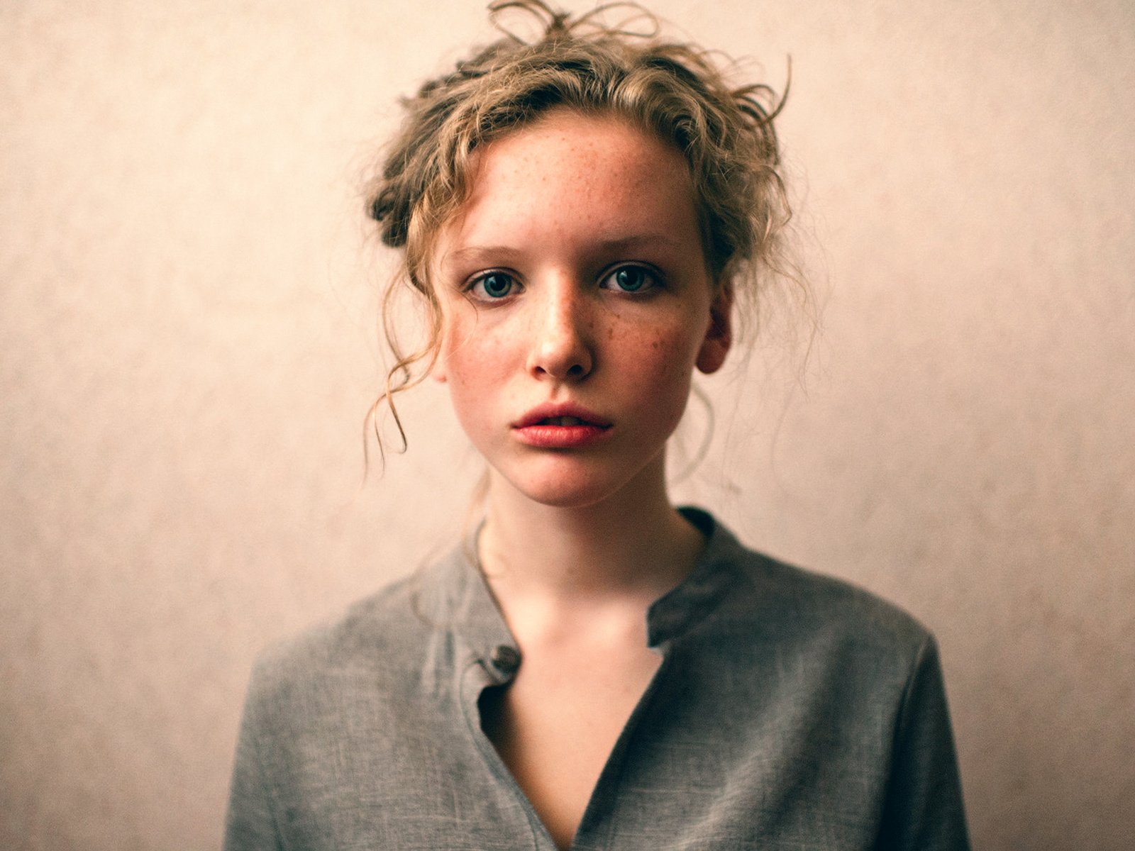 Обои девушка, фон, портрет, губки, веснушки, боке, girl, background, portrait, sponge, freckles, bokeh разрешение 1920x1347 Загрузить