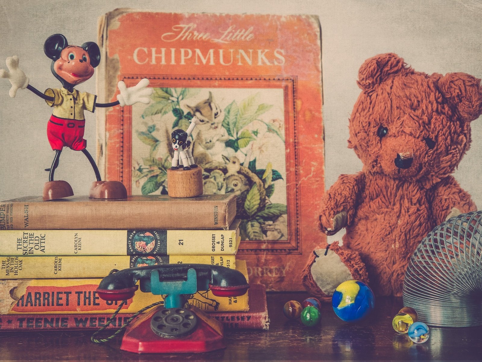 Обои книги, игрушки, детство, микки маус, плюшевый мишка, books, toys, childhood, mickey mouse, teddy bear разрешение 2048x1365 Загрузить