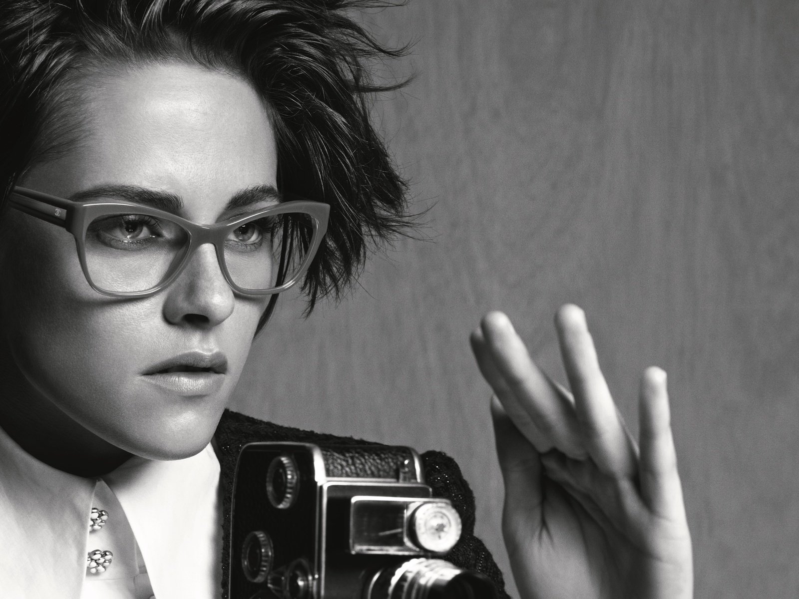 Обои девушка, чёрно-белое, кристен стюарт, актриса, камера, girl, black and white, kristen stewart, actress, camera разрешение 2800x1826 Загрузить