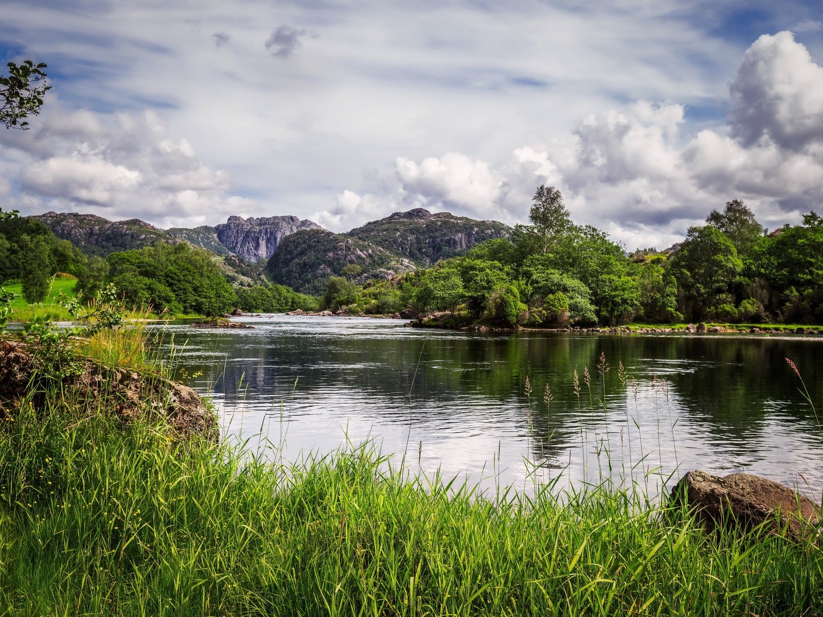 Обои трава, облака, озеро, горы, природа, пейзаж, норвегия, egersund, grass, clouds, lake, mountains, nature, landscape, norway разрешение 2880x1732 Загрузить