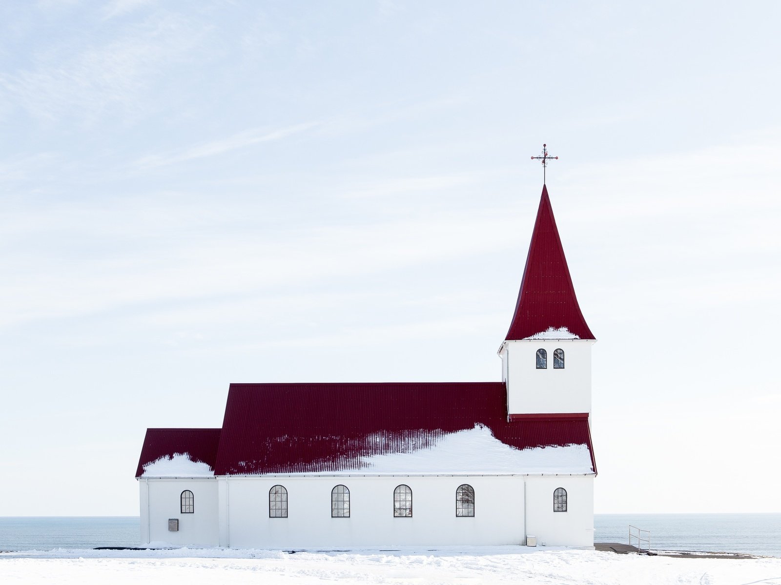 Обои небо, снег, зима, море, дом, церковь, неба, церкви, the sky, snow, winter, sea, house, church, sky разрешение 2880x1800 Загрузить