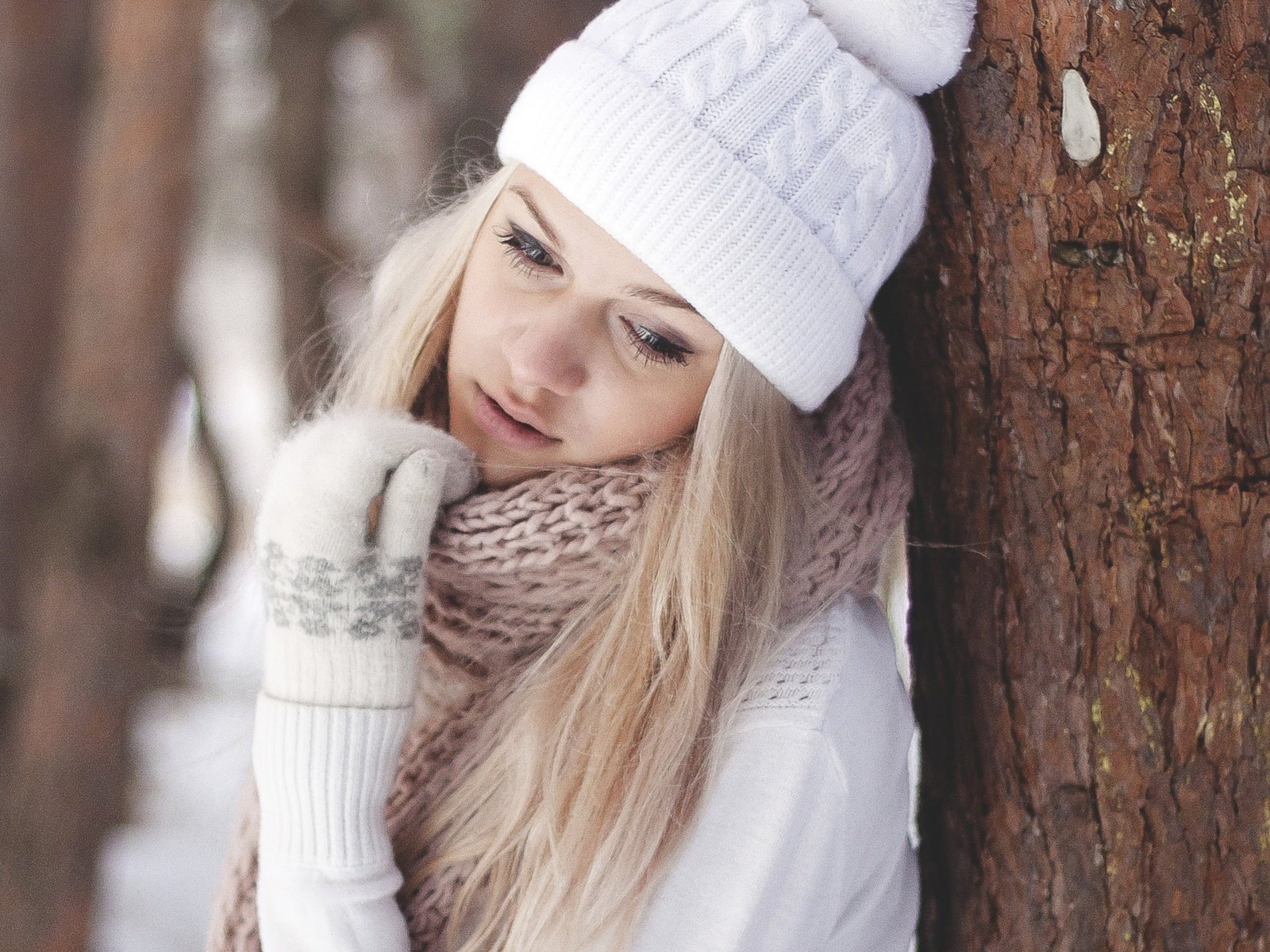 Блондинка в шапке зимой