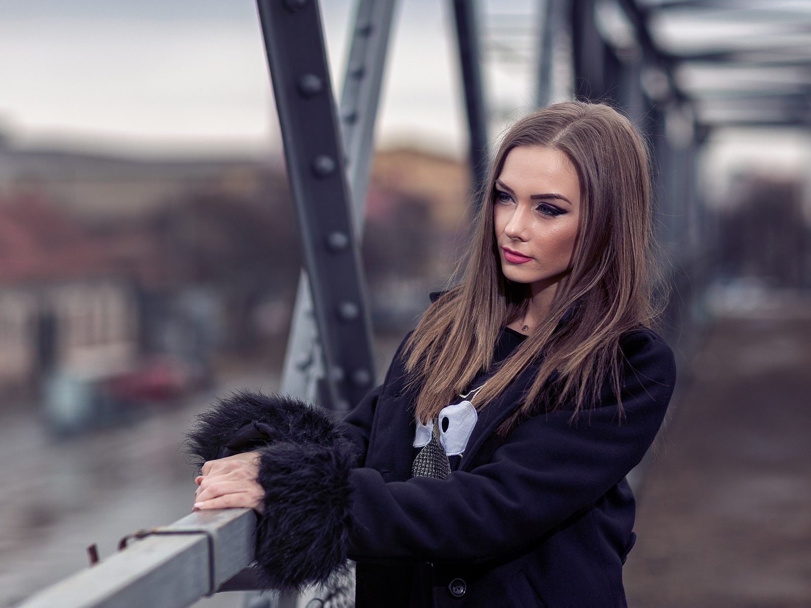 Обои девушка, портрет, мост, взгляд, girl, portrait, bridge, look разрешение 2048x1365 Загрузить