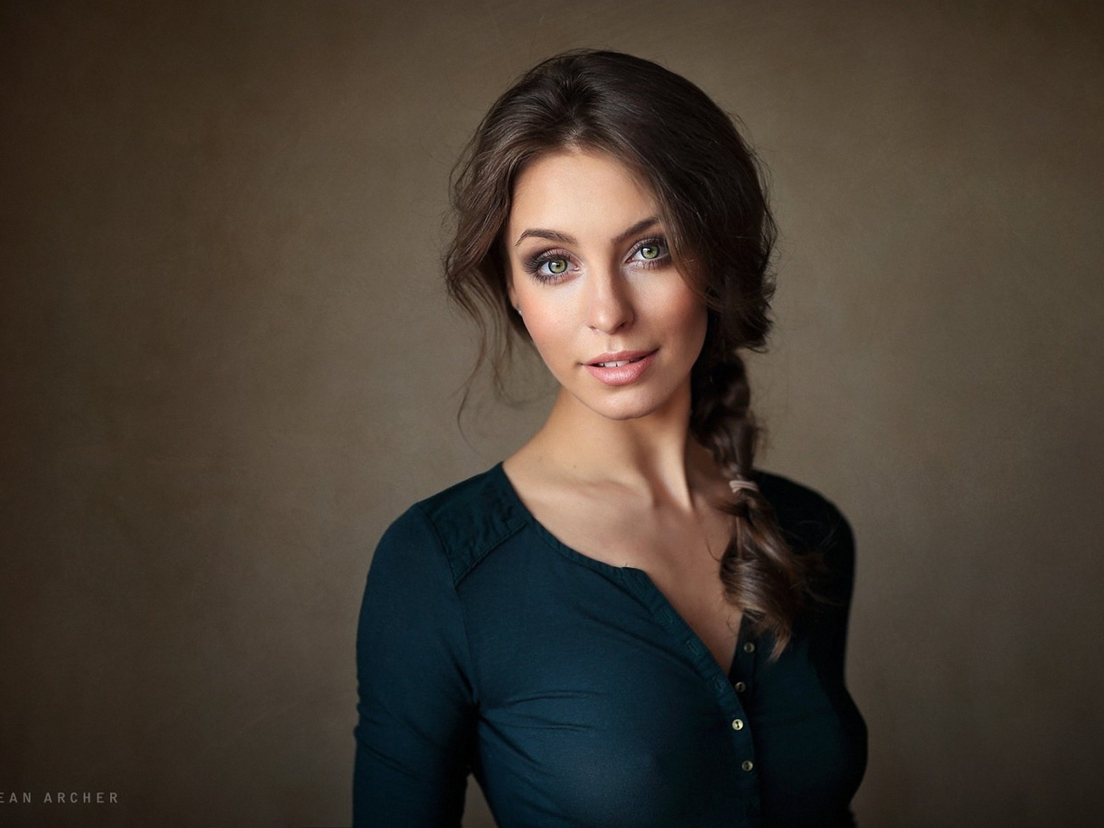 Обои брюнетка, девушки, модель, коса, блузка, brunette, girls, model, braid, blouse разрешение 1920x1280 Загрузить