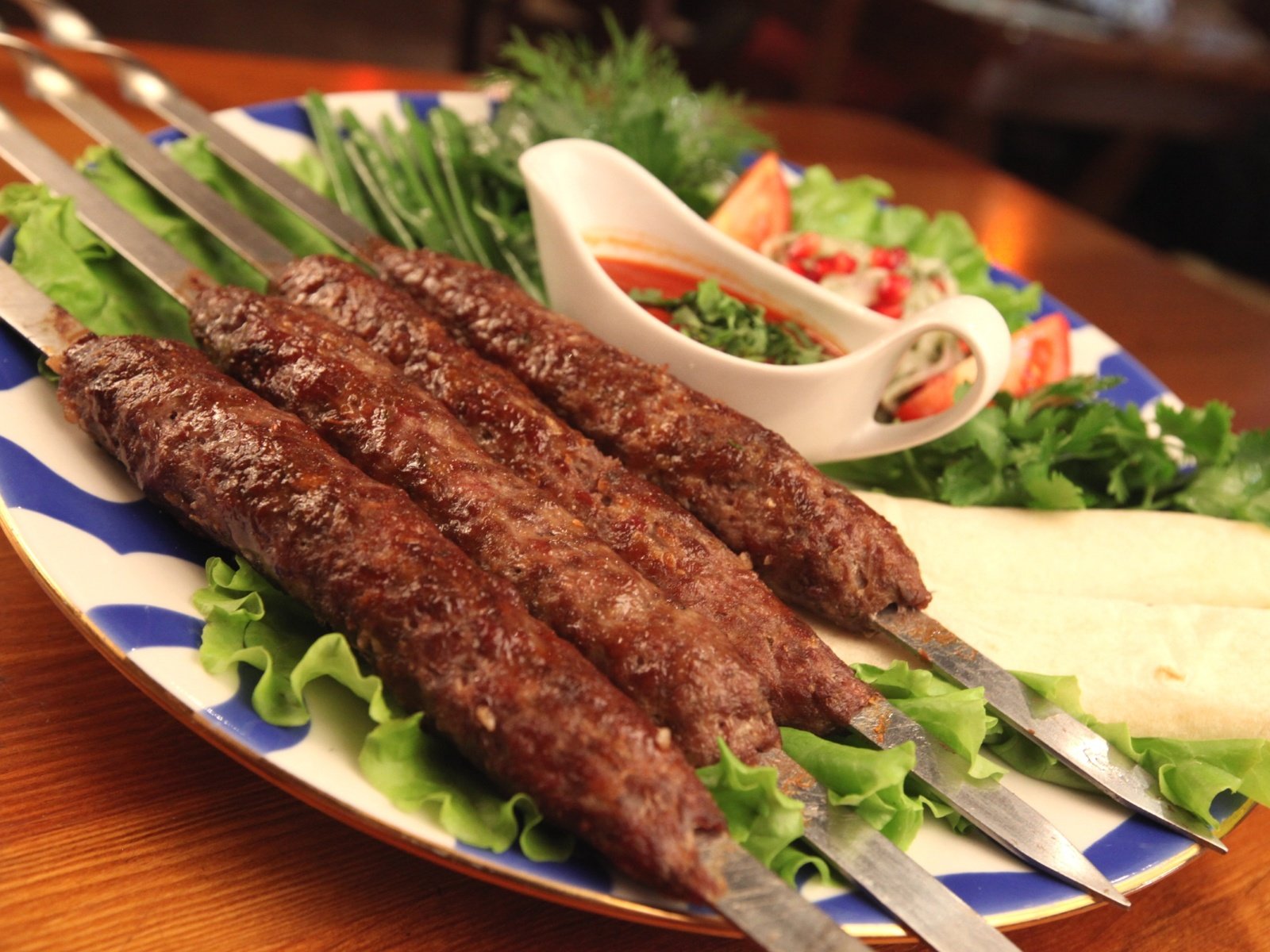 Обои зелень, мясо, соус, люля-кебаб, greens, meat, sauce, kebab разрешение 2400x1600 Загрузить
