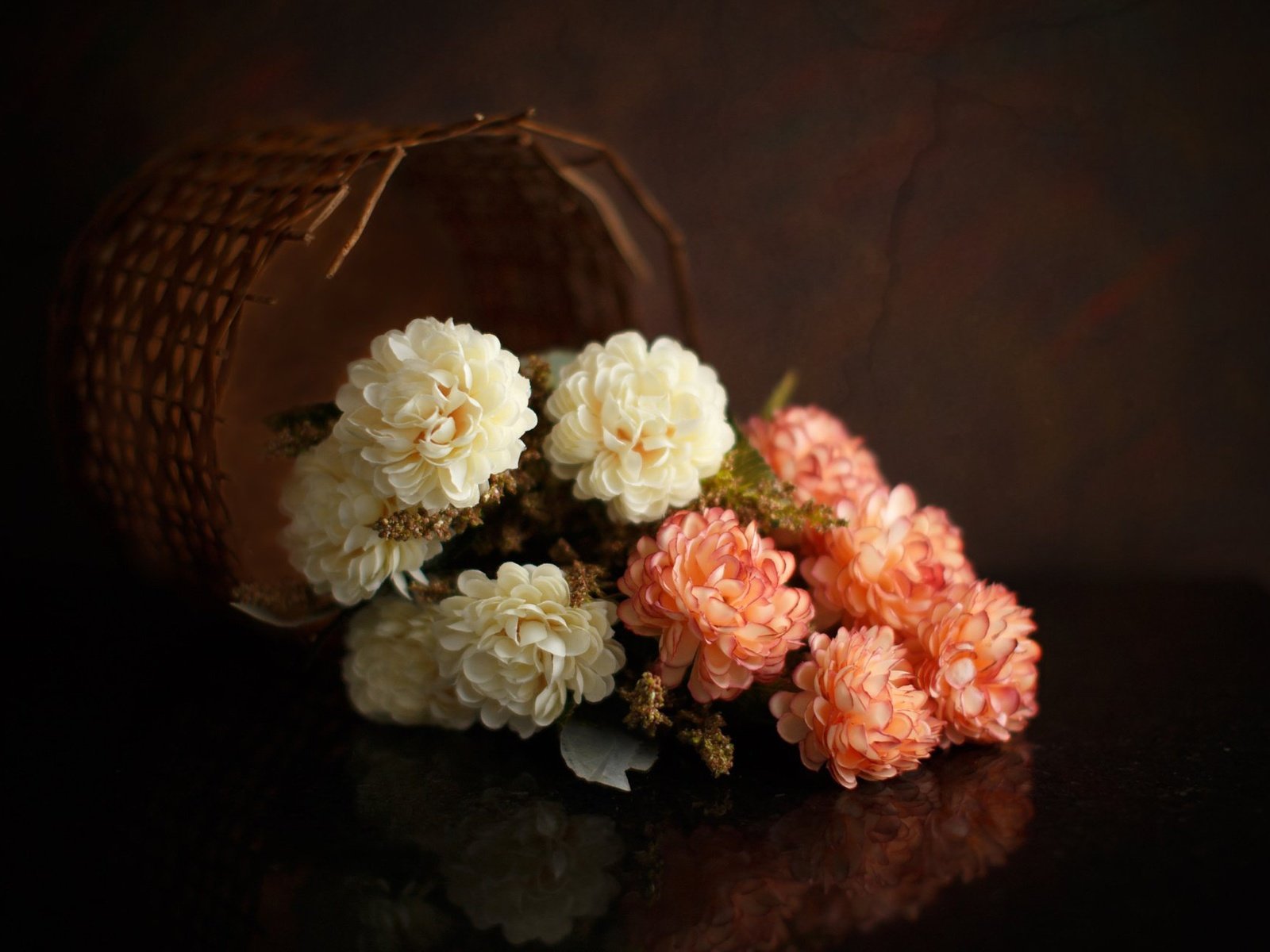 Обои цветы, отражение, корзина, flowers, reflection, basket разрешение 2048x1280 Загрузить