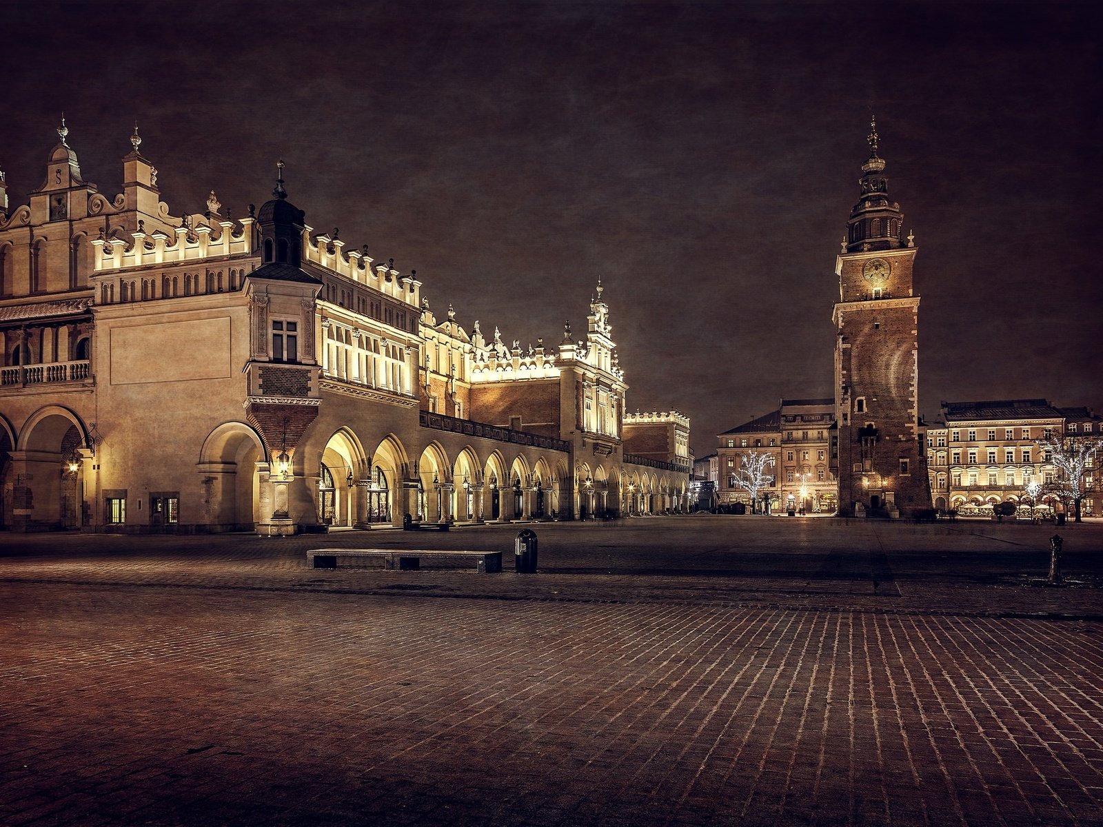 Обои ночь, башня, архитектура, здания, площадь, польша, краков, night, tower, architecture, building, area, poland, krakow разрешение 2048x1365 Загрузить