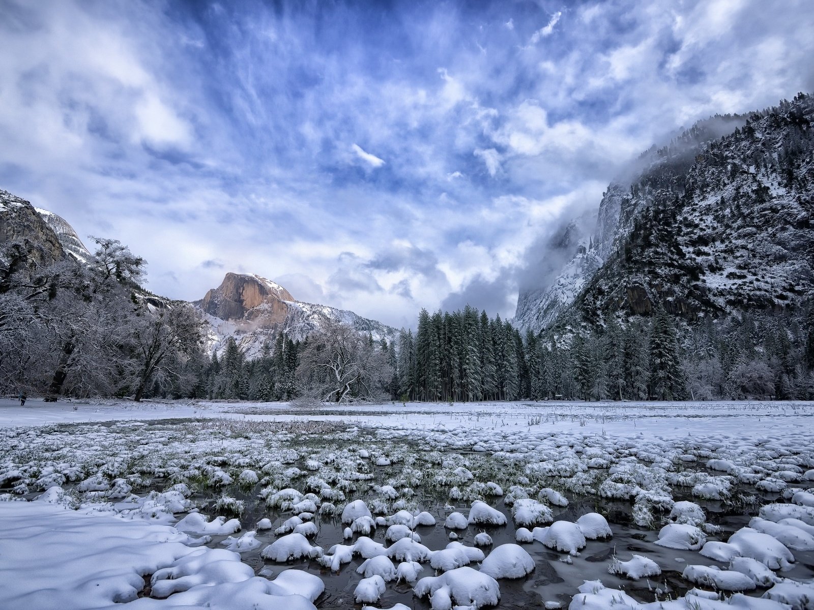 Обои небо, облака, деревья, горы, природа, зима, the sky, clouds, trees, mountains, nature, winter разрешение 2048x1365 Загрузить