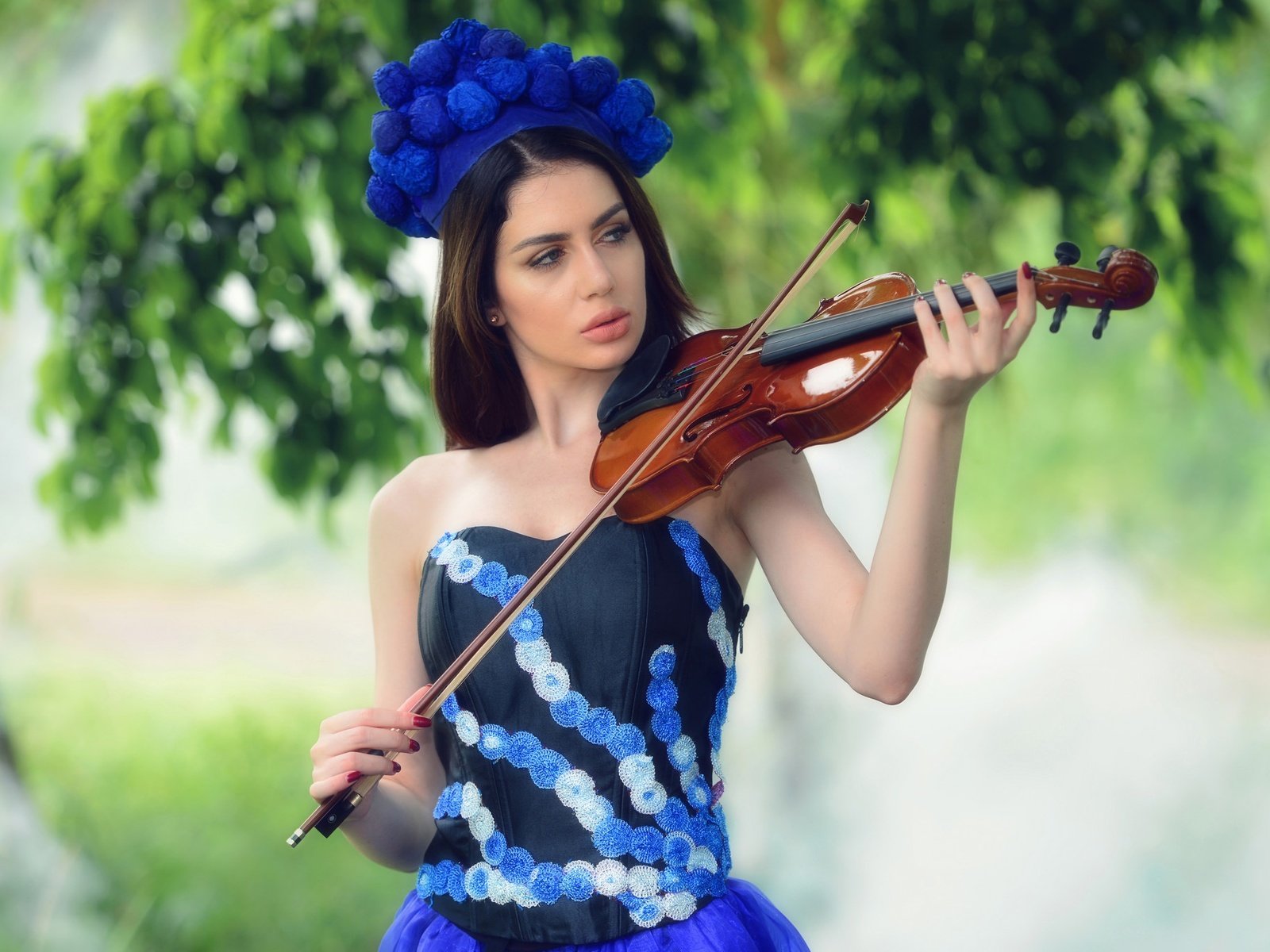 Обои девушка, платье, скрипка, модель, almis misca, girl, dress, violin, model разрешение 2048x1367 Загрузить