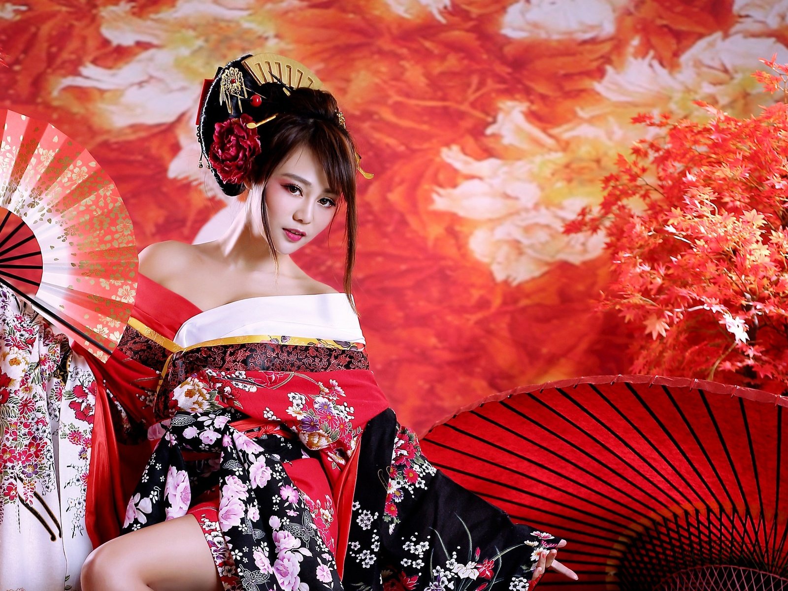 Обои девушка, кимоно, азиатка, гейша, веер, girl, kimono, asian, geisha, fan разрешение 2048x1365 Загрузить