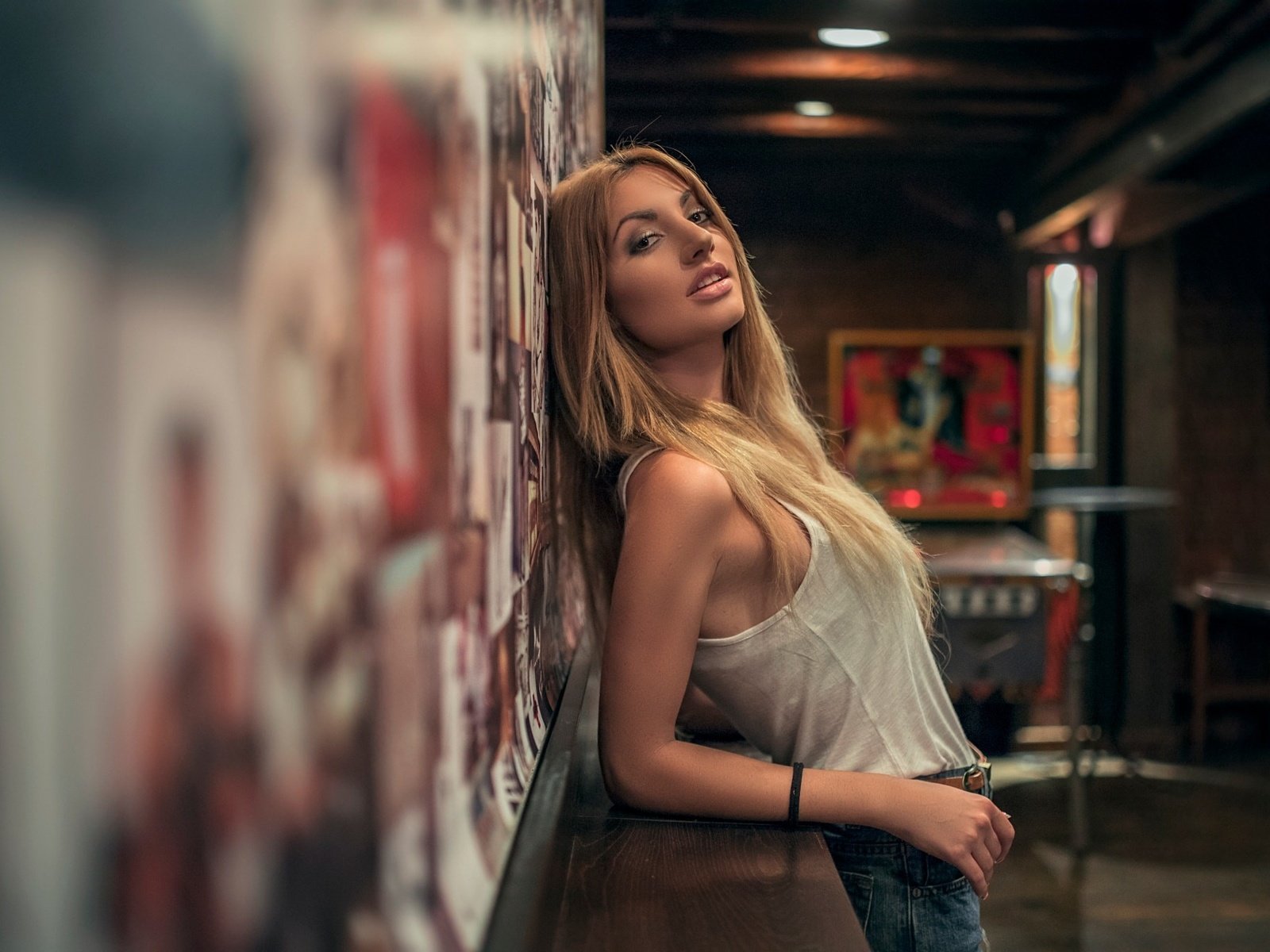 Обои девушка, блондинка, портрет, взгляд, волосы, майка, girl, blonde, portrait, look, hair, mike разрешение 2048x1365 Загрузить