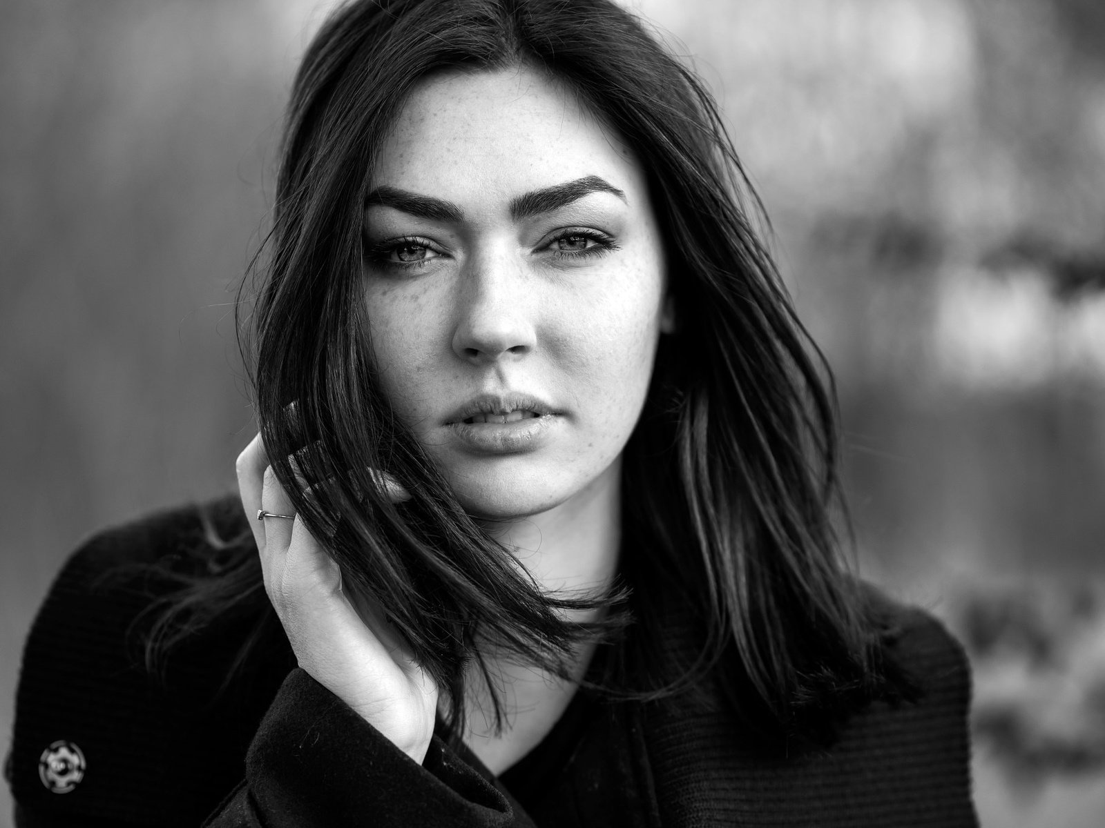 Обои девушка, портрет, взгляд, чёрно-белое, волосы, лицо, girl, portrait, look, black and white, hair, face разрешение 2048x1384 Загрузить