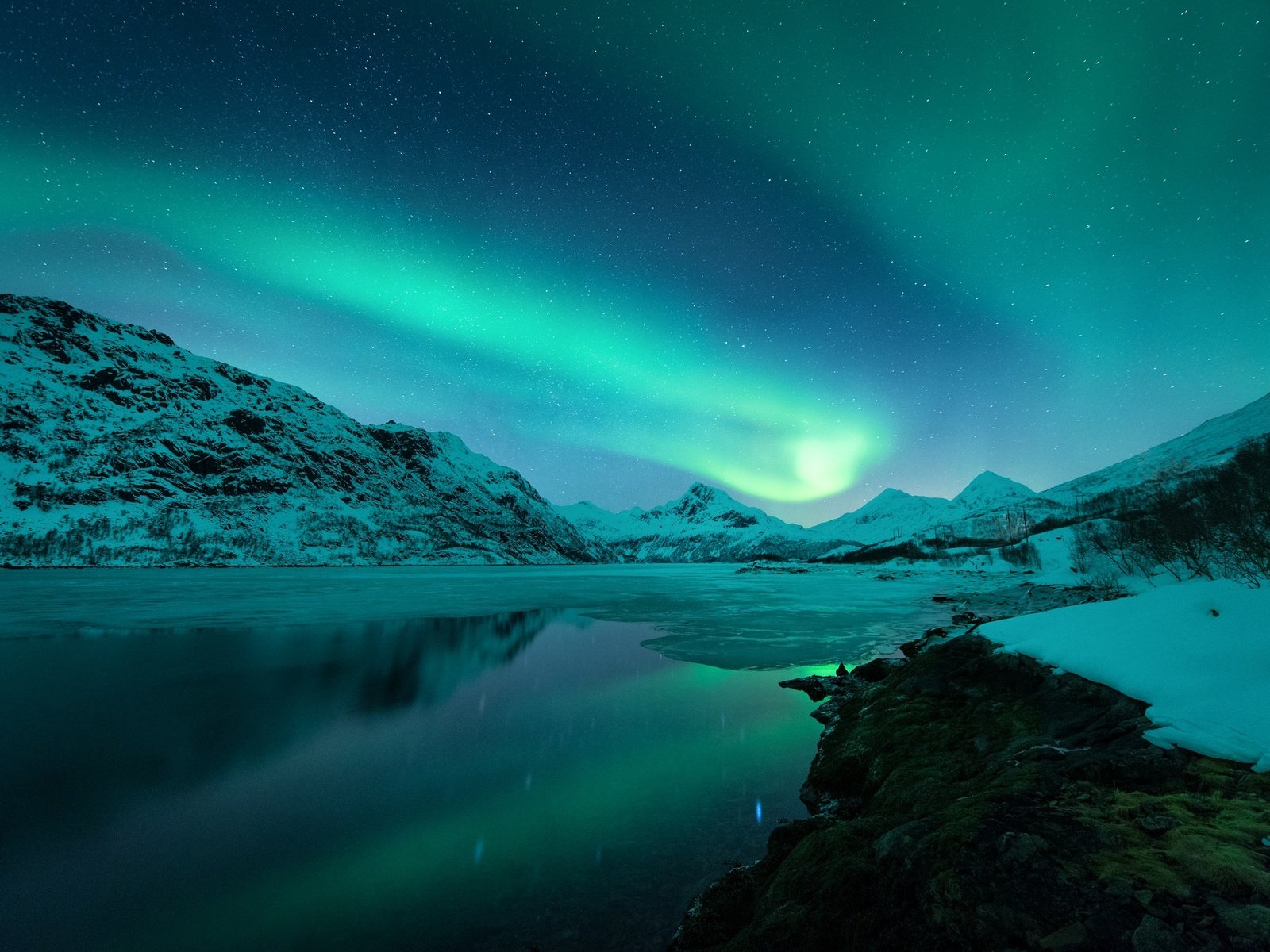 Обои небо, горы, зима, северное сияние, норвегия, лофотенские, the sky, mountains, winter, northern lights, norway, lofoten разрешение 2048x1367 Загрузить