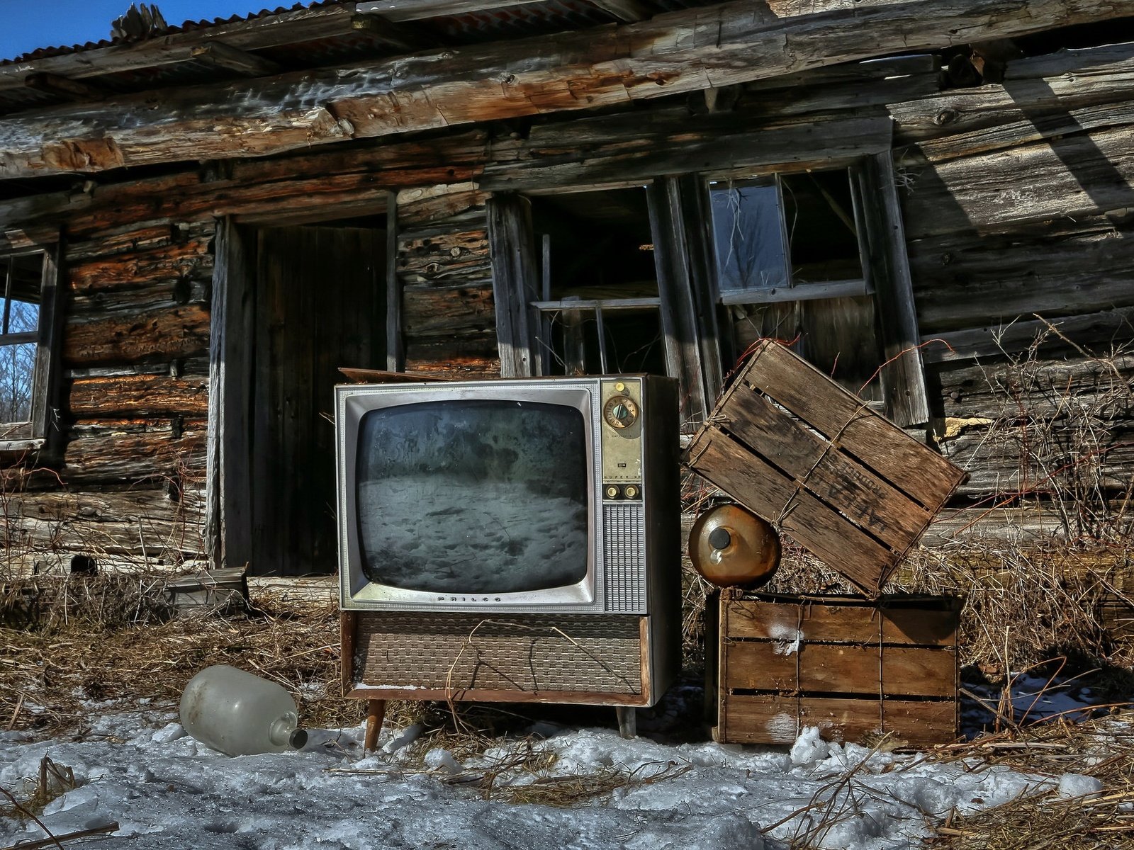 Обои небо, снег, телевизор, дом, the sky, snow, tv, house разрешение 2048x1268 Загрузить