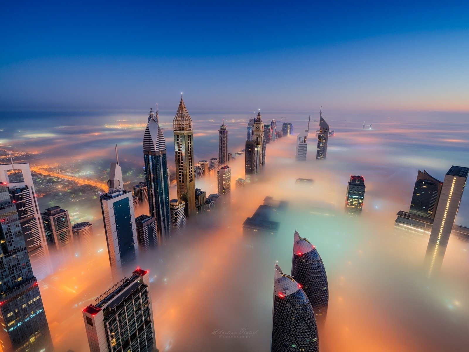 Обои туман, город, небоскребы, дубай, оаэ, fog, the city, skyscrapers, dubai, uae разрешение 2048x1366 Загрузить