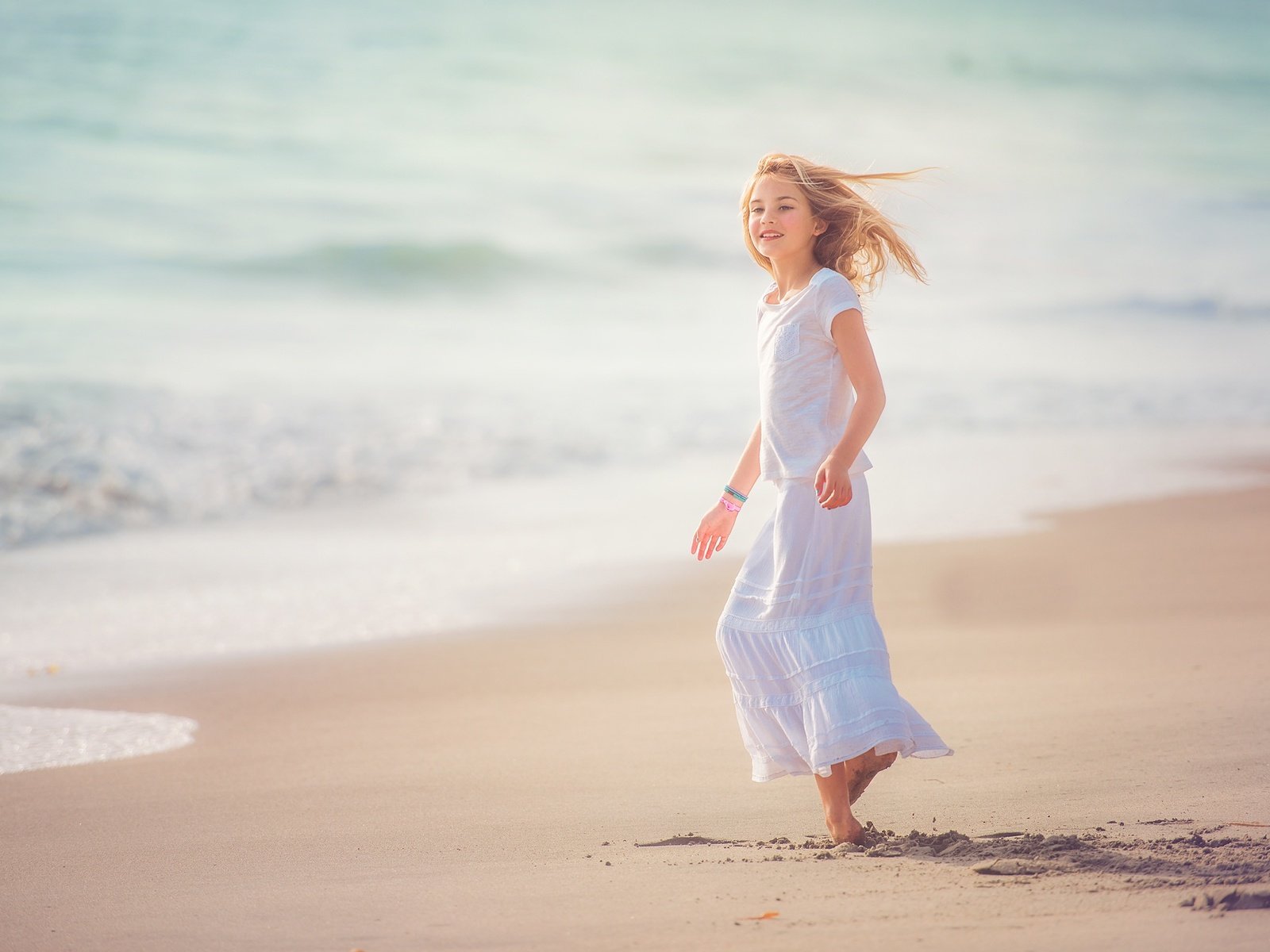 Обои море, улыбка, песок, пляж, дети, девочка, прибой, edie layland, sea, smile, sand, beach, children, girl, surf разрешение 2048x1338 Загрузить