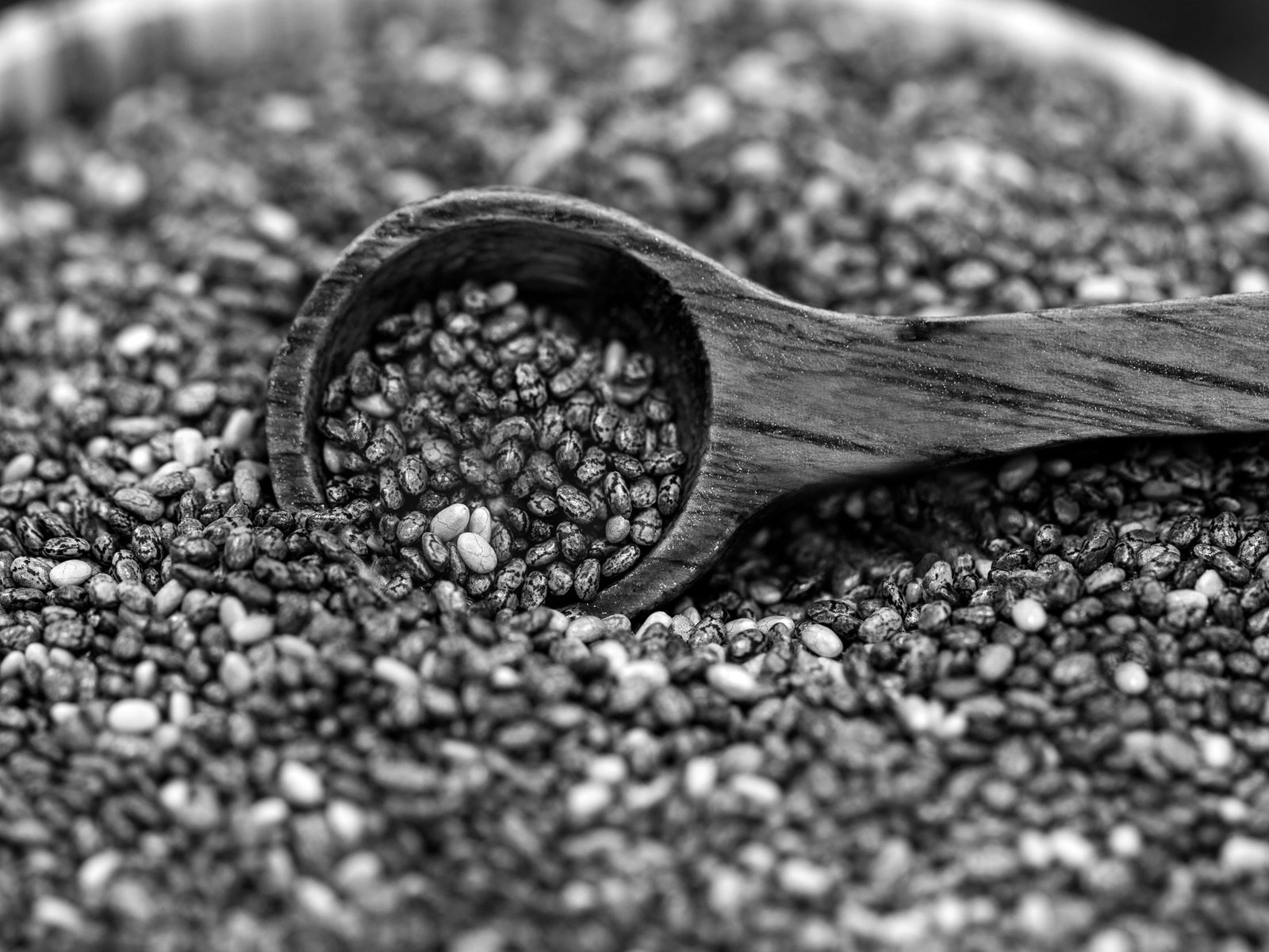 Обои чёрно-белое, семена, деревянная ложка, чиа, семена чиа, black and white, seeds, wooden spoon, chia разрешение 3840x2205 Загрузить