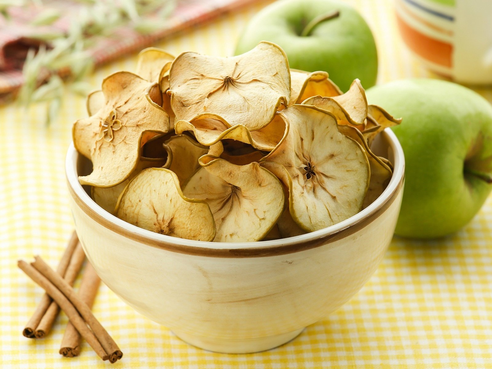 Обои корица, фрукты, яблоки, стол, миска, чипсы, cinnamon, fruit, apples, table, bowl, chips разрешение 1920x1280 Загрузить