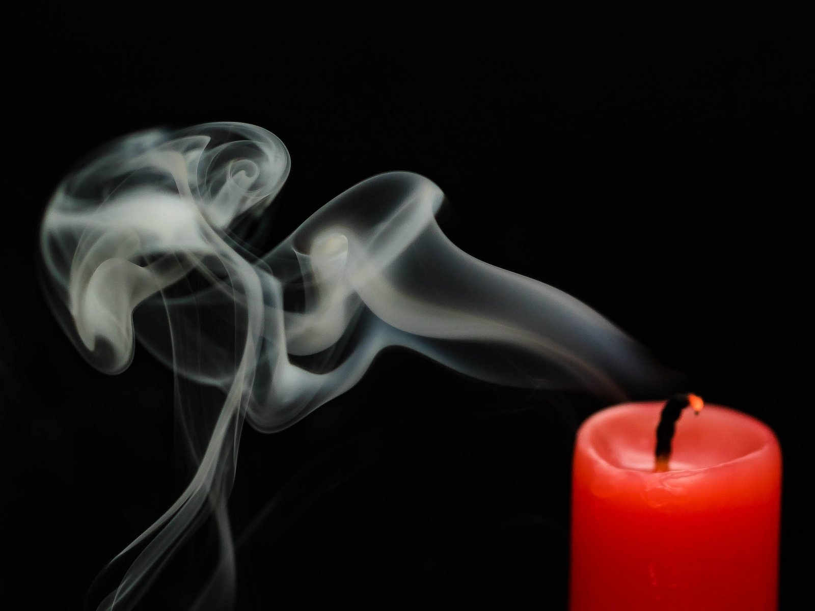Обои макро, дым, черный фон, свечка, свеча, macro, smoke, black background, candle разрешение 2048x1481 Загрузить