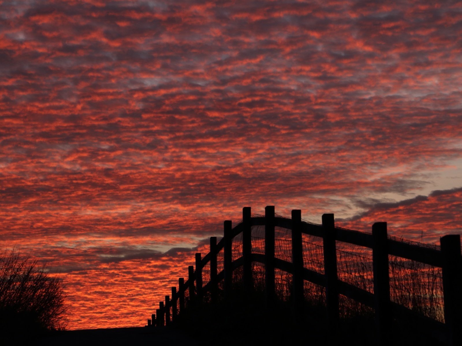 Обои небо, облака, берег, море, забор, the sky, clouds, shore, sea, the fence разрешение 5472x3648 Загрузить