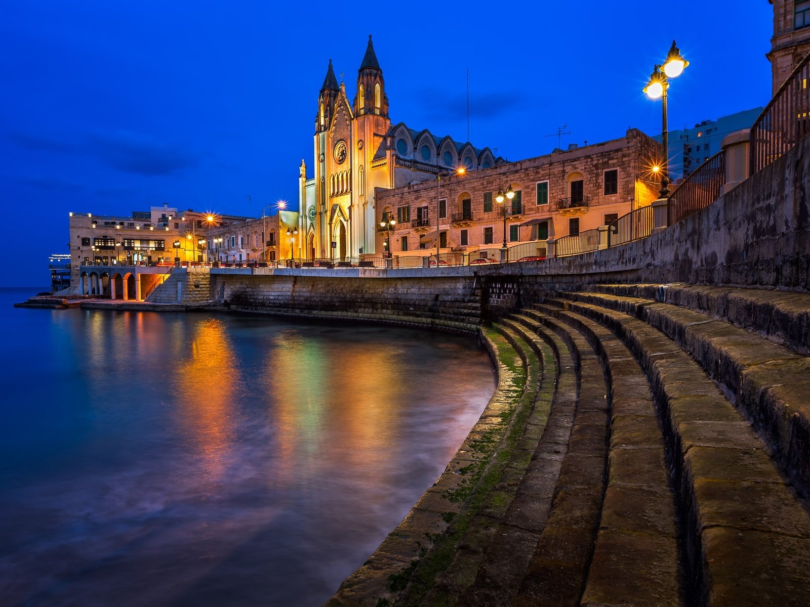 Обои огни, вода, собор, набережная, мальта, валлетта, lights, water, cathedral, promenade, malta, valletta разрешение 2000x1333 Загрузить