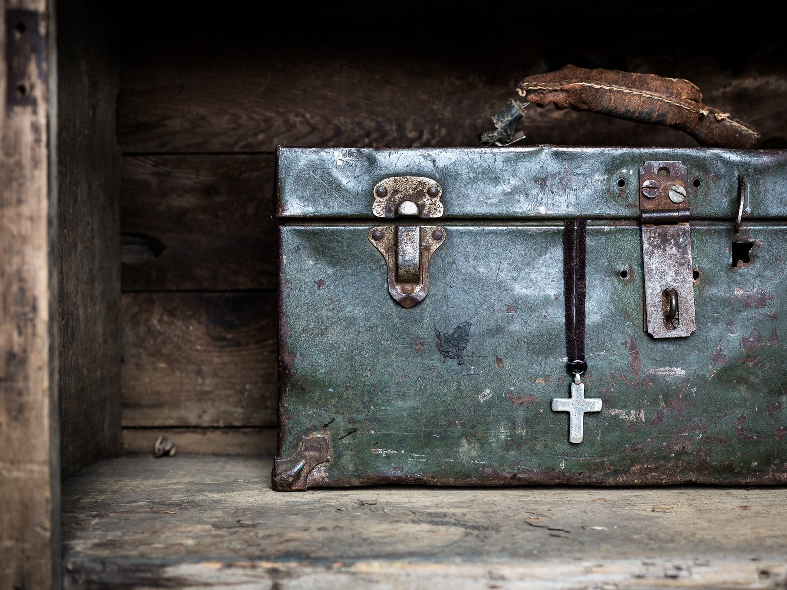 Обои старый, крестик, вера, ящик, железный, old, cross, faith, box, iron разрешение 2048x1365 Загрузить