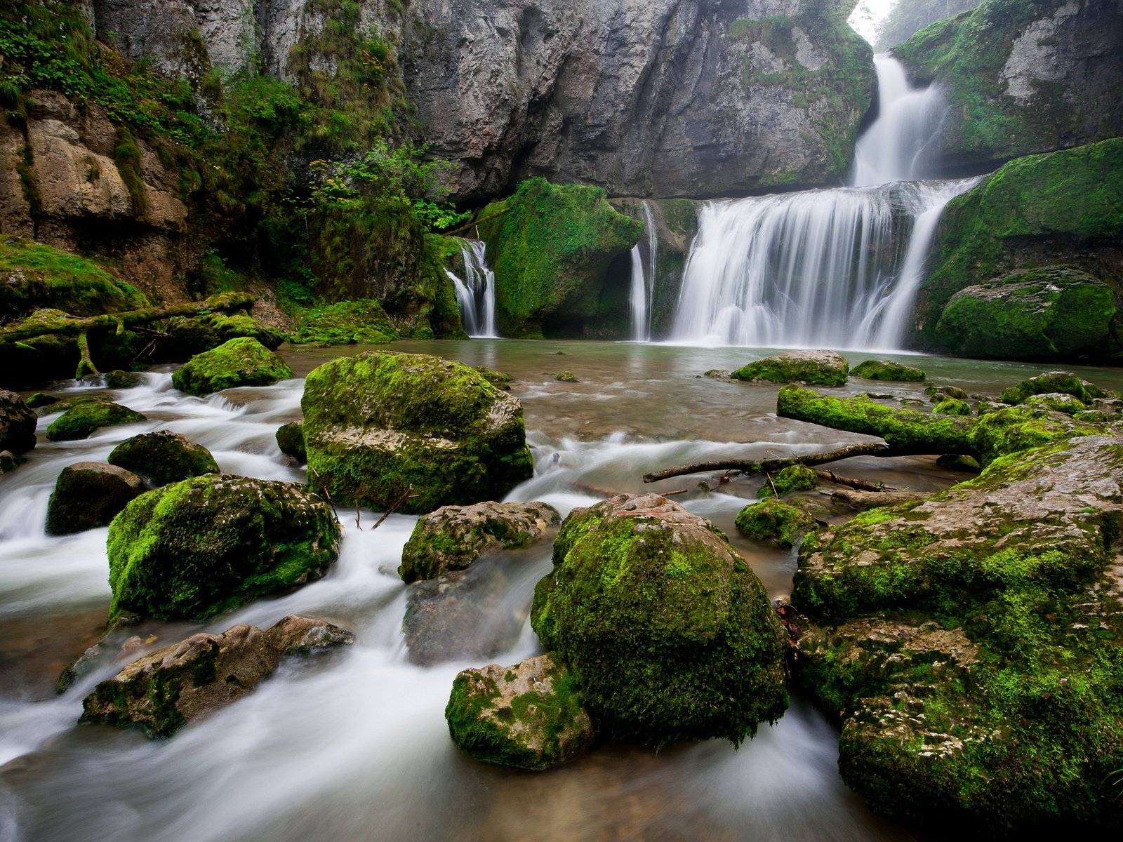 Обои вода, скалы, камни, водопад, мох, ск, water, rocks, stones, waterfall, moss, sk разрешение 2048x1363 Загрузить