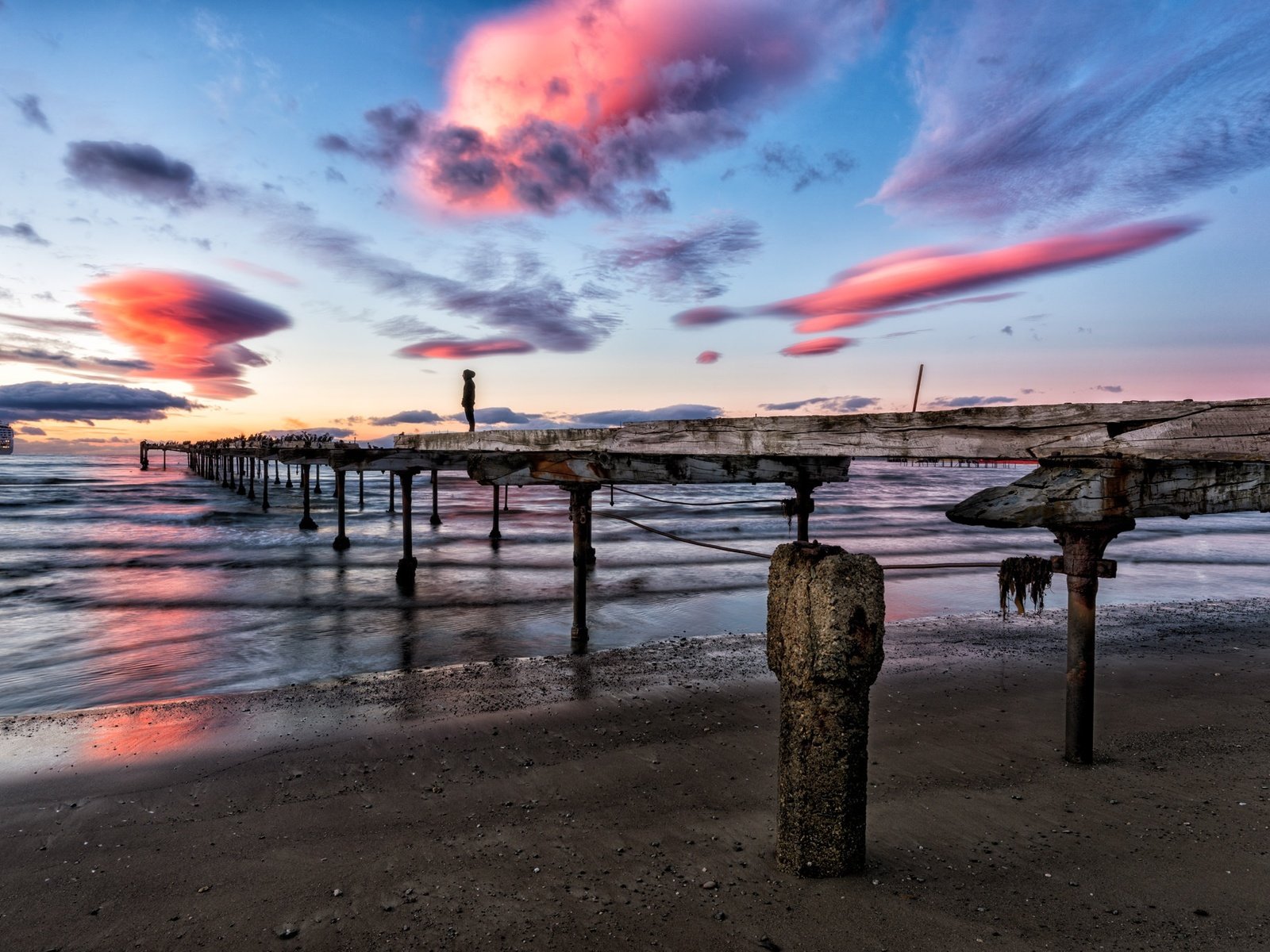 Обои небо, облака, закат, море, мост, корабль, причал, the sky, clouds, sunset, sea, bridge, ship, pier разрешение 2048x1367 Загрузить