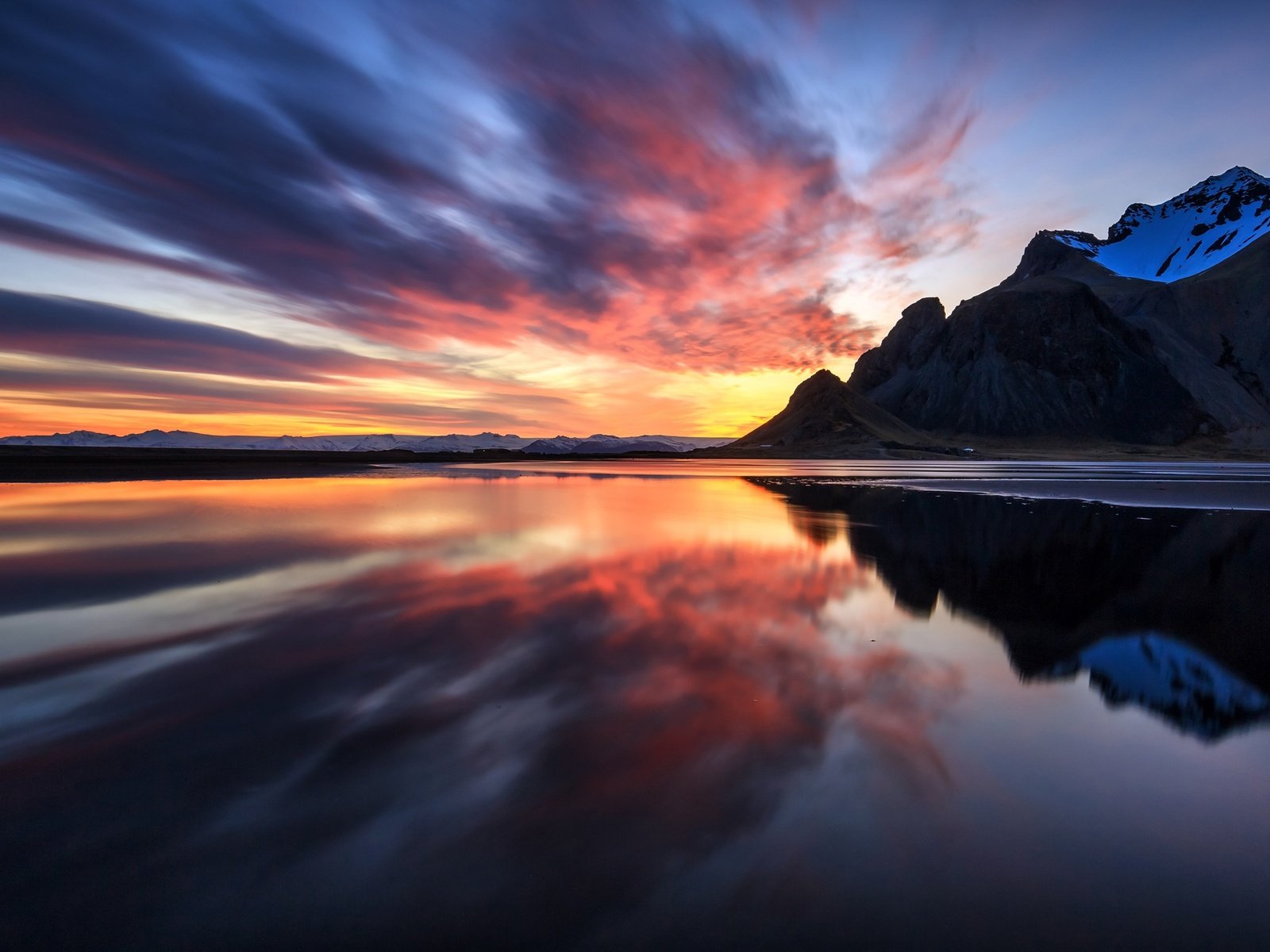 Обои небо, облака, вода, горы, отражение, the sky, clouds, water, mountains, reflection разрешение 2500x1406 Загрузить