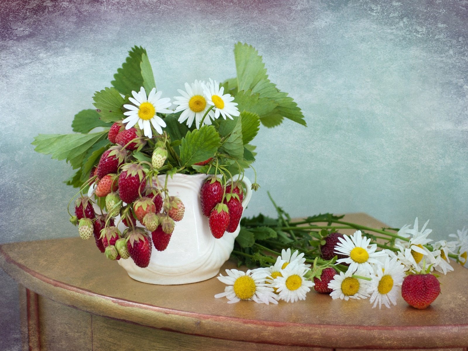 Обои цветы, лето, клубника, ромашки, ягоды, кувшин, flowers, summer, strawberry, chamomile, berries, pitcher разрешение 1920x1243 Загрузить