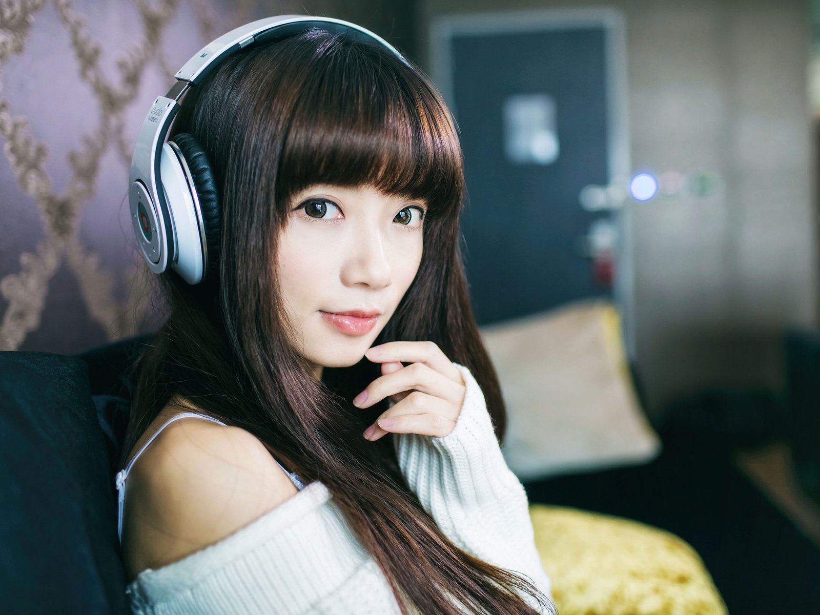 Обои девушка, музыка, взгляд, наушники, волосы, лицо, girl, music, look, headphones, hair, face разрешение 2048x1365 Загрузить