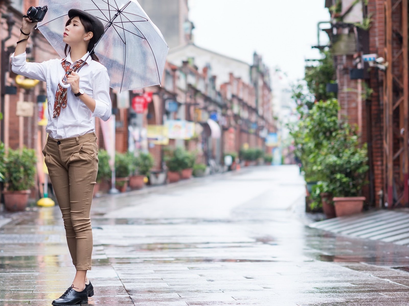 Обои стиль, девушка, настроение, взгляд, улица, зонт, азиатка, style, girl, mood, look, street, umbrella, asian разрешение 1920x1274 Загрузить