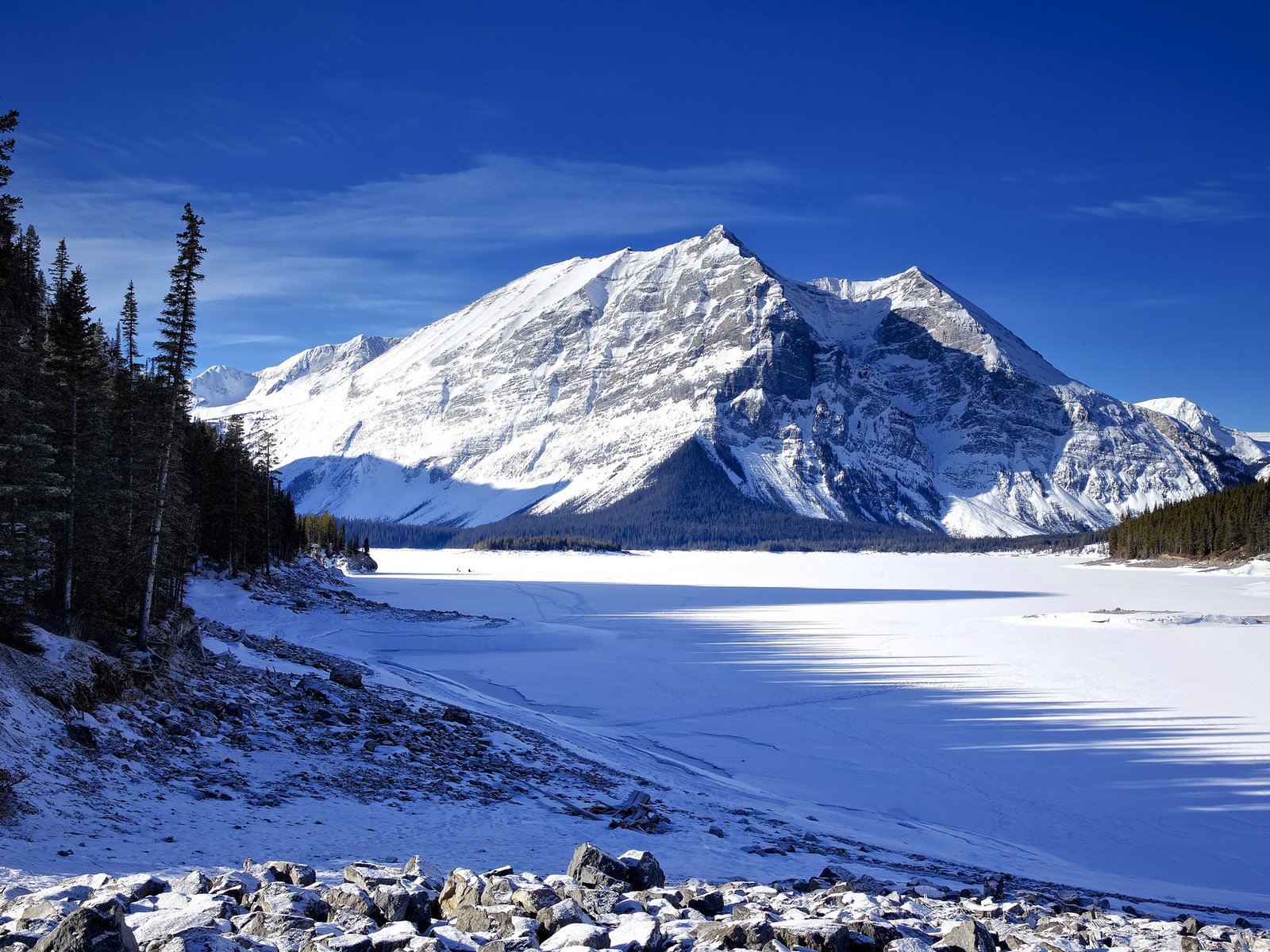 Обои небо, деревья, озеро, горы, снег, зима, лёд, ель, the sky, trees, lake, mountains, snow, winter, ice, spruce разрешение 2048x1365 Загрузить