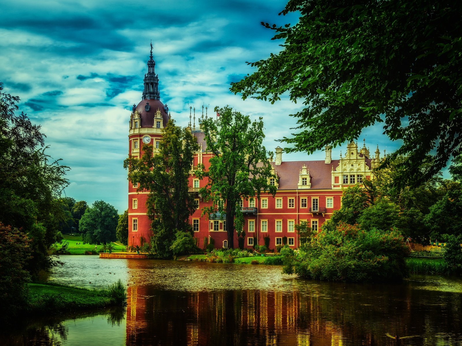 Обои облака, деревья, зелень, парк, замок, пруд, германия, muskau park, clouds, trees, greens, park, castle, pond, germany разрешение 5616x3744 Загрузить