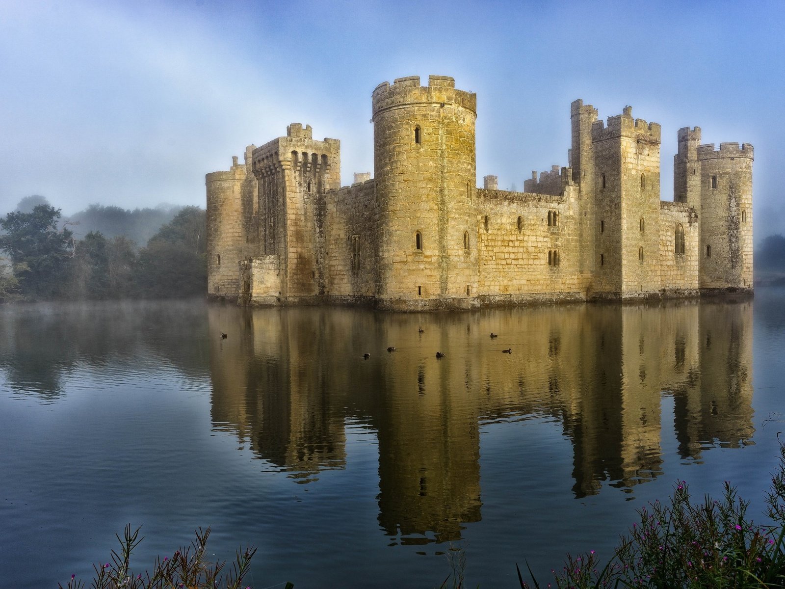 Обои отражение, туман, замок, англия, башни, замок бодиам, старинный, reflection, fog, castle, england, tower, bodiam castle, vintage разрешение 2048x1365 Загрузить