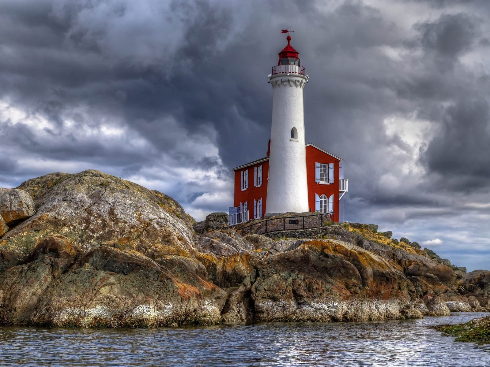 Обои скалы, море, маяк, канада, британская колумбия, rocks, sea, lighthouse, canada, british columbia разрешение 2048x1368 Загрузить