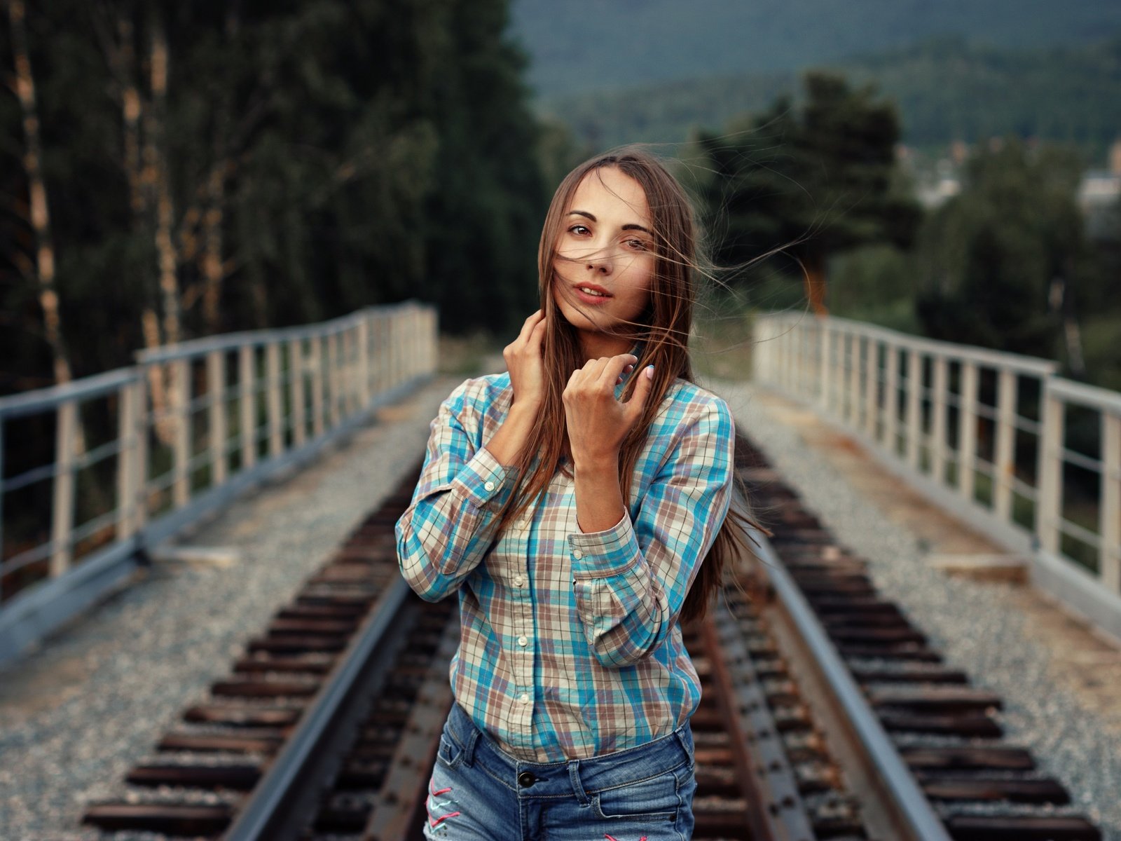 Обои железная дорога, dasha kolpaschikova, рельсы, мост, модель, джинсы, волосы, рубашка, евгений булатов, railroad, rails, bridge, model, jeans, hair, shirt, evgeny bulatov разрешение 4000x2667 Загрузить