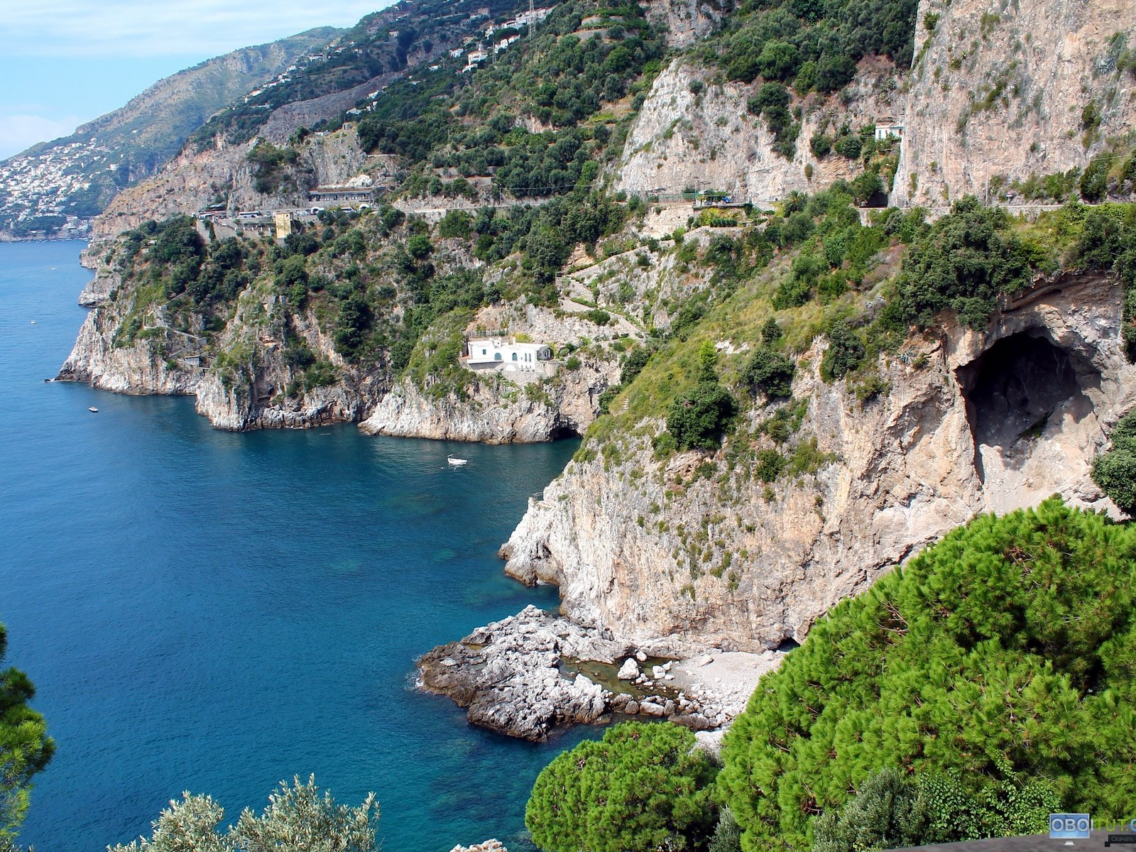 Обои деревья, горы, камни, море, побережье, дома, пещера, trees, mountains, stones, sea, coast, home, cave разрешение 2560x1707 Загрузить