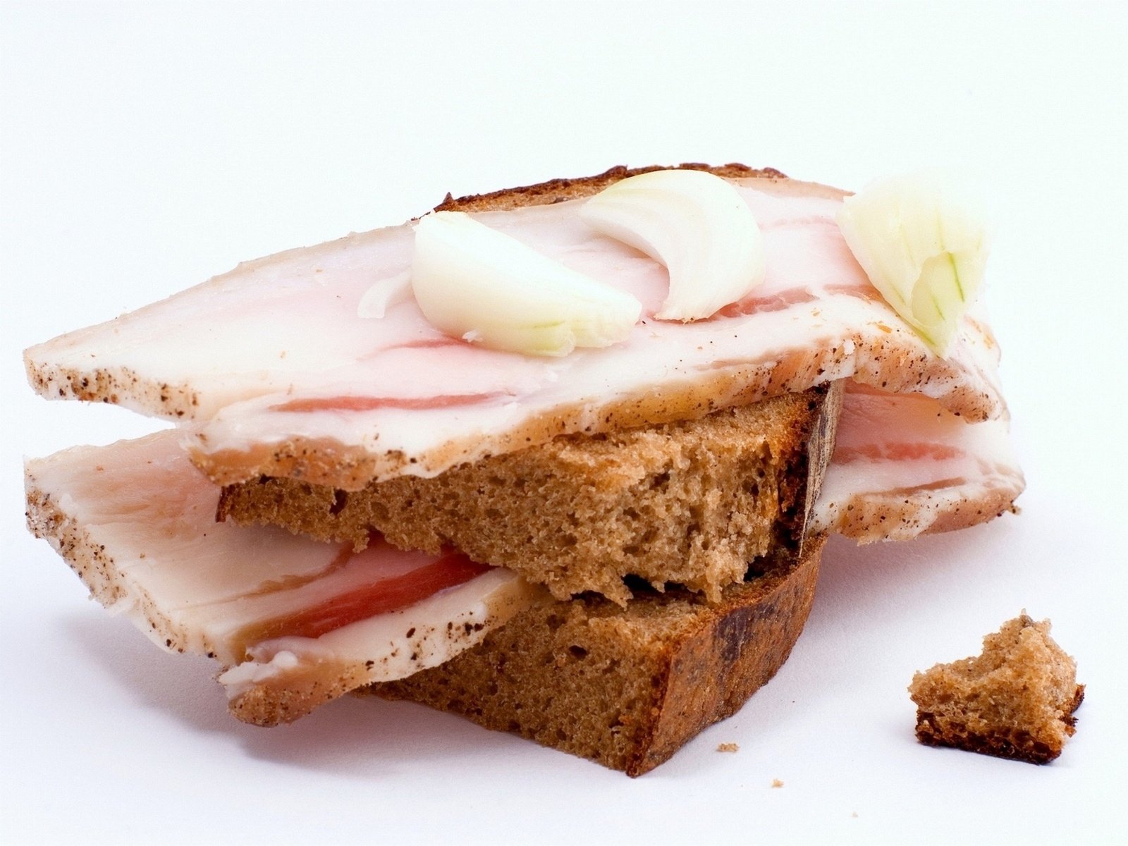 Обои фон, бутерброд, лук, хлеб, сало, background, sandwich, bow, bread, fat разрешение 1920x1440 Загрузить