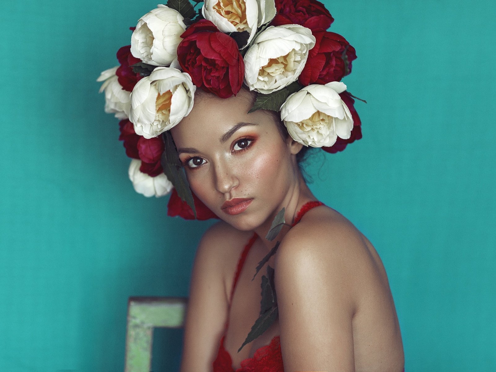 Обои цветы, девушка, портрет, взгляд, волосы, лицо, венок, flowers, girl, portrait, look, hair, face, wreath разрешение 2048x1365 Загрузить