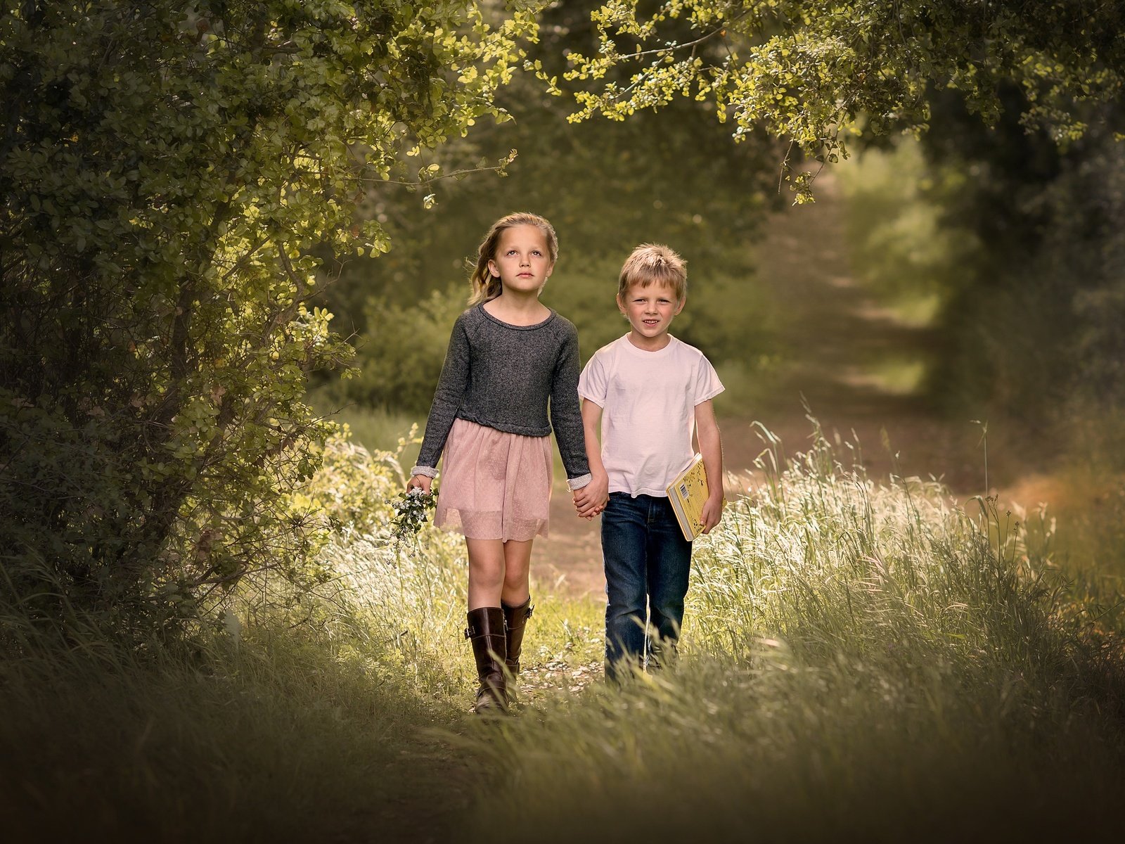 Обои трава, деревья, дети, девочка, тропа, мальчик, edie layland, grass, trees, children, girl, trail, boy разрешение 2048x1638 Загрузить