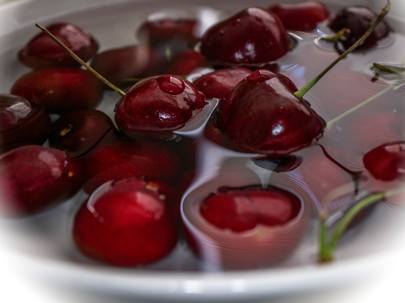 Обои вода, черешня, ягоды, вишня, water, cherry, berries разрешение 2048x1334 Загрузить