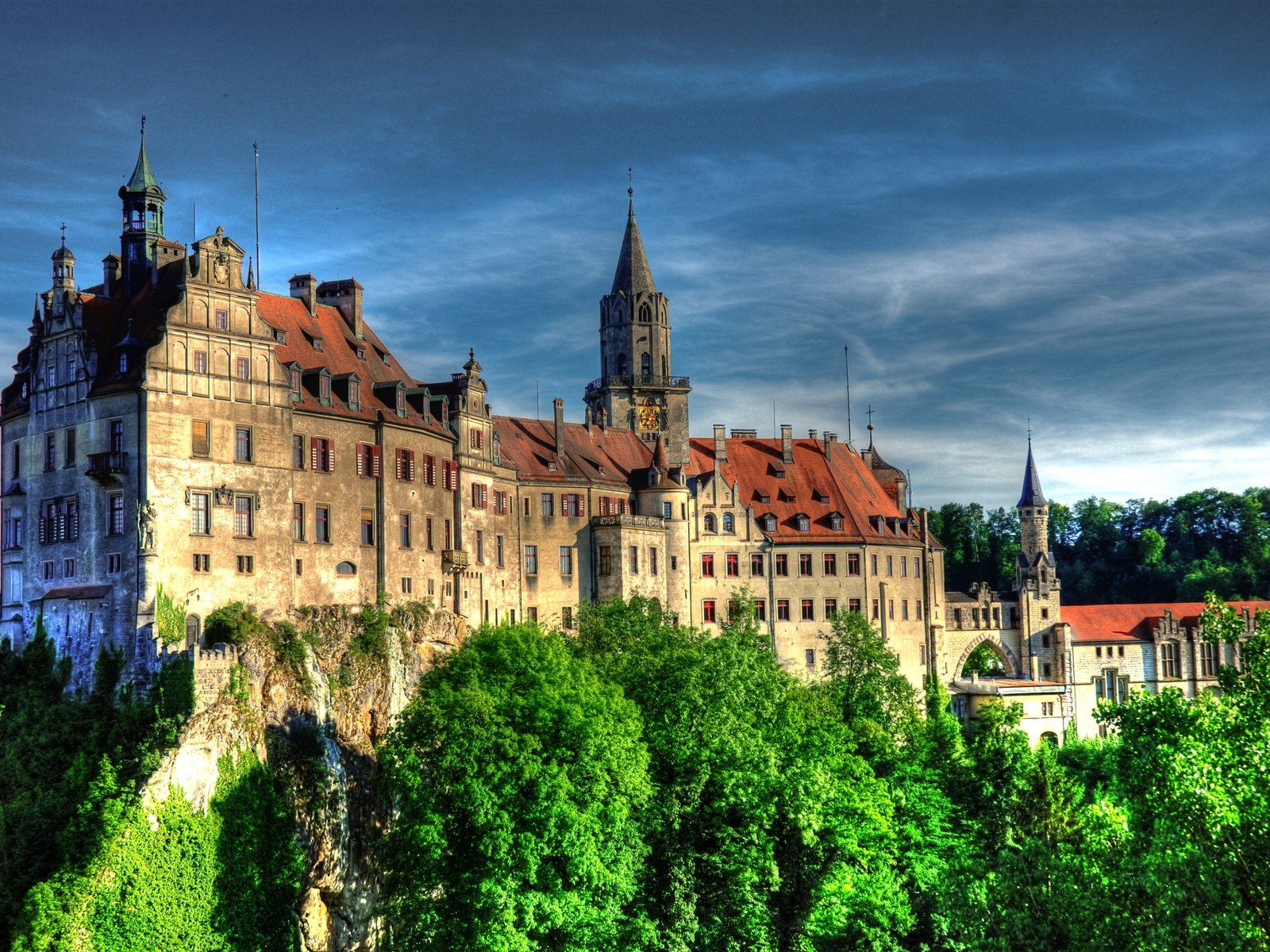 Обои небо, замок, город, германия, sigmaringen, замок зигмаринген, schloss sigmaringen, the sky, castle, the city, germany, sigmaringen castle разрешение 3872x2592 Загрузить